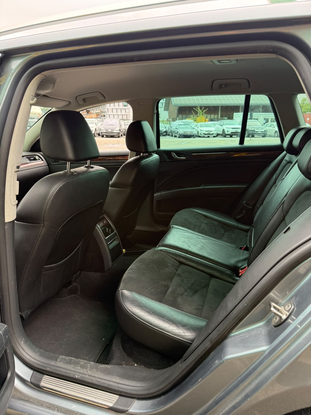 SKODA Superb Combi 2.0 TDi Ambition DSG-image-13