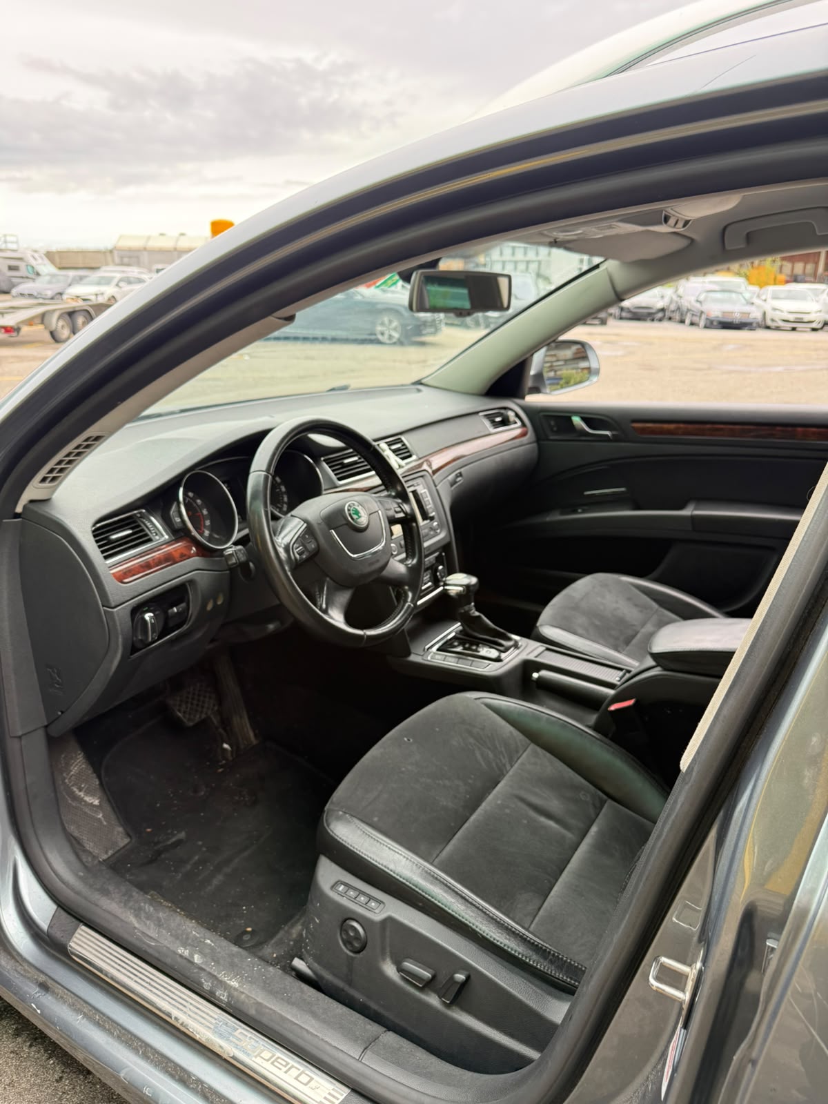 SKODA Superb Combi 2.0 TDi Ambition DSG-image-9