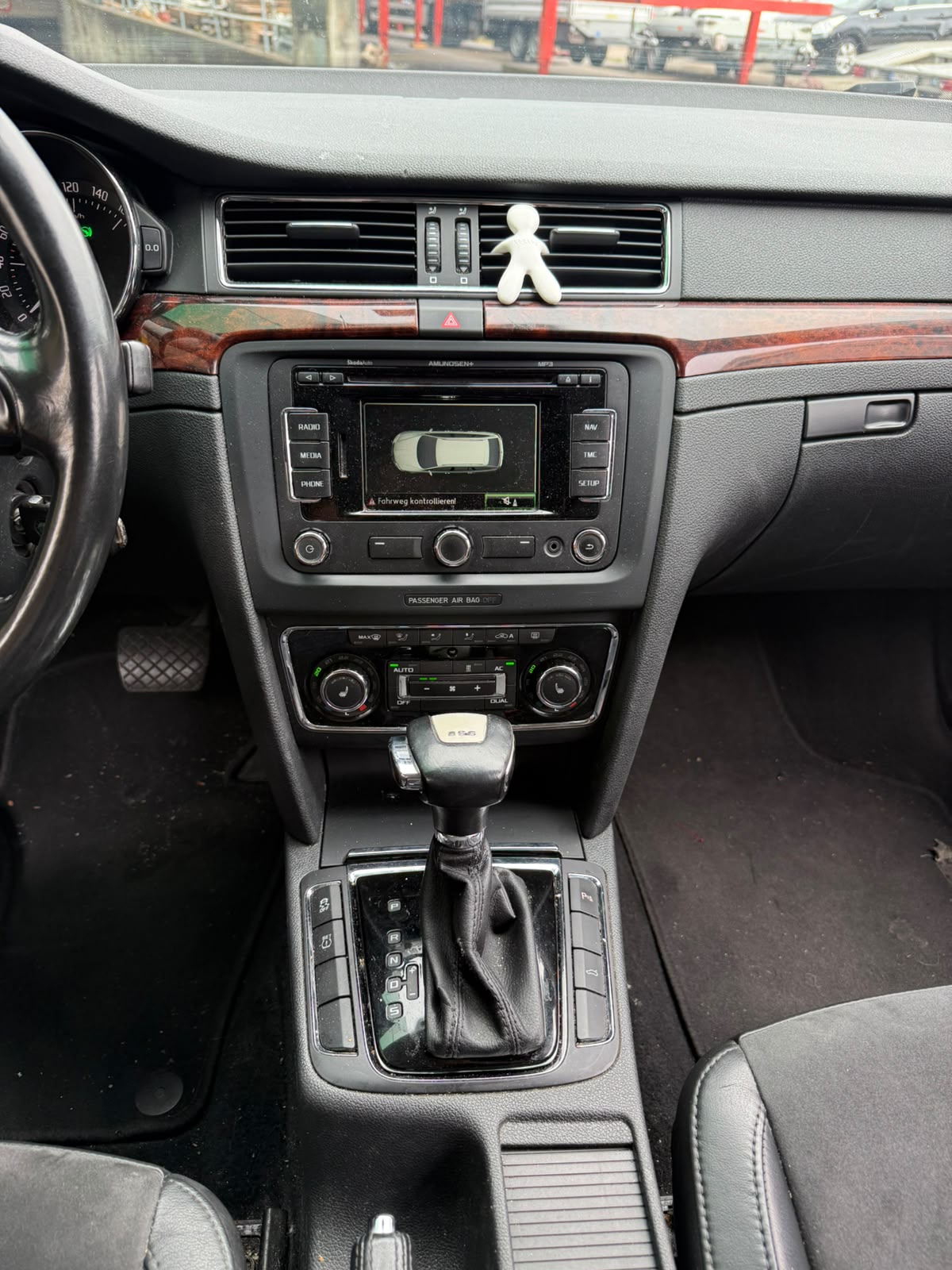 SKODA Superb Combi 2.0 TDi Ambition DSG-image-11