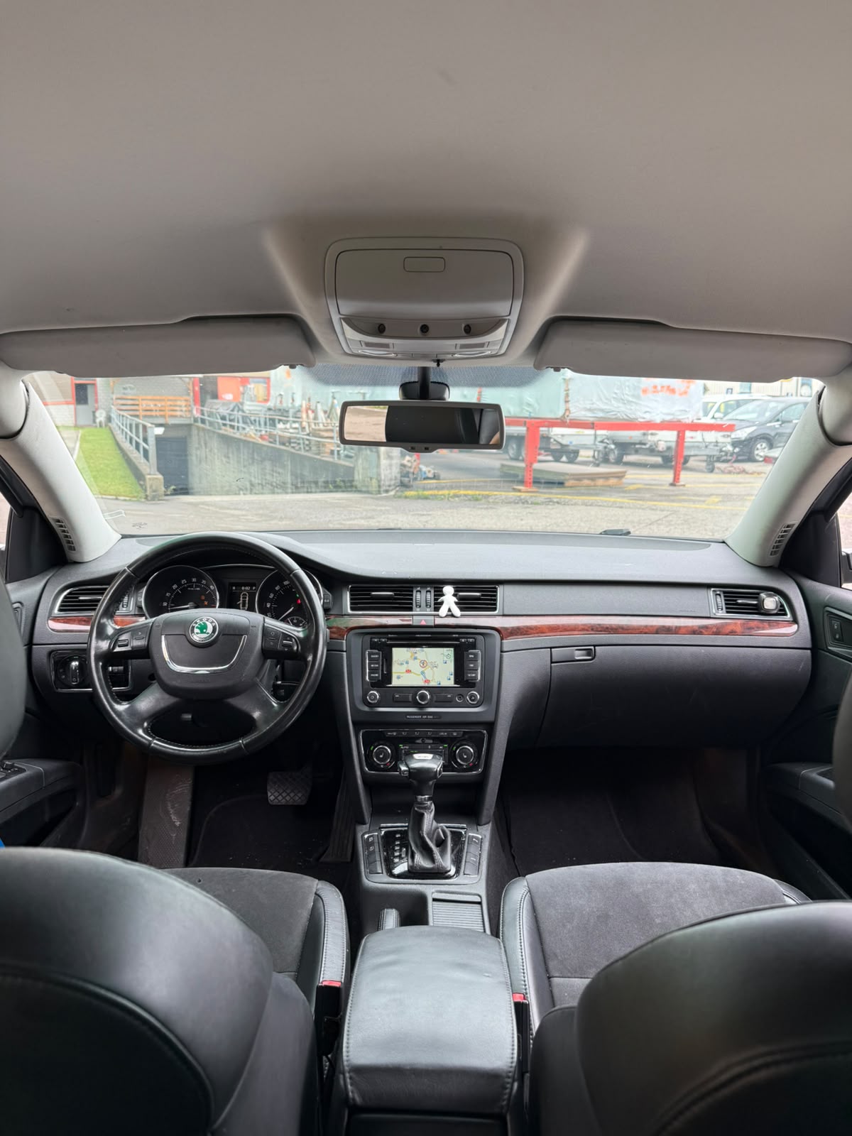 SKODA Superb Combi 2.0 TDi Ambition DSG-image-10