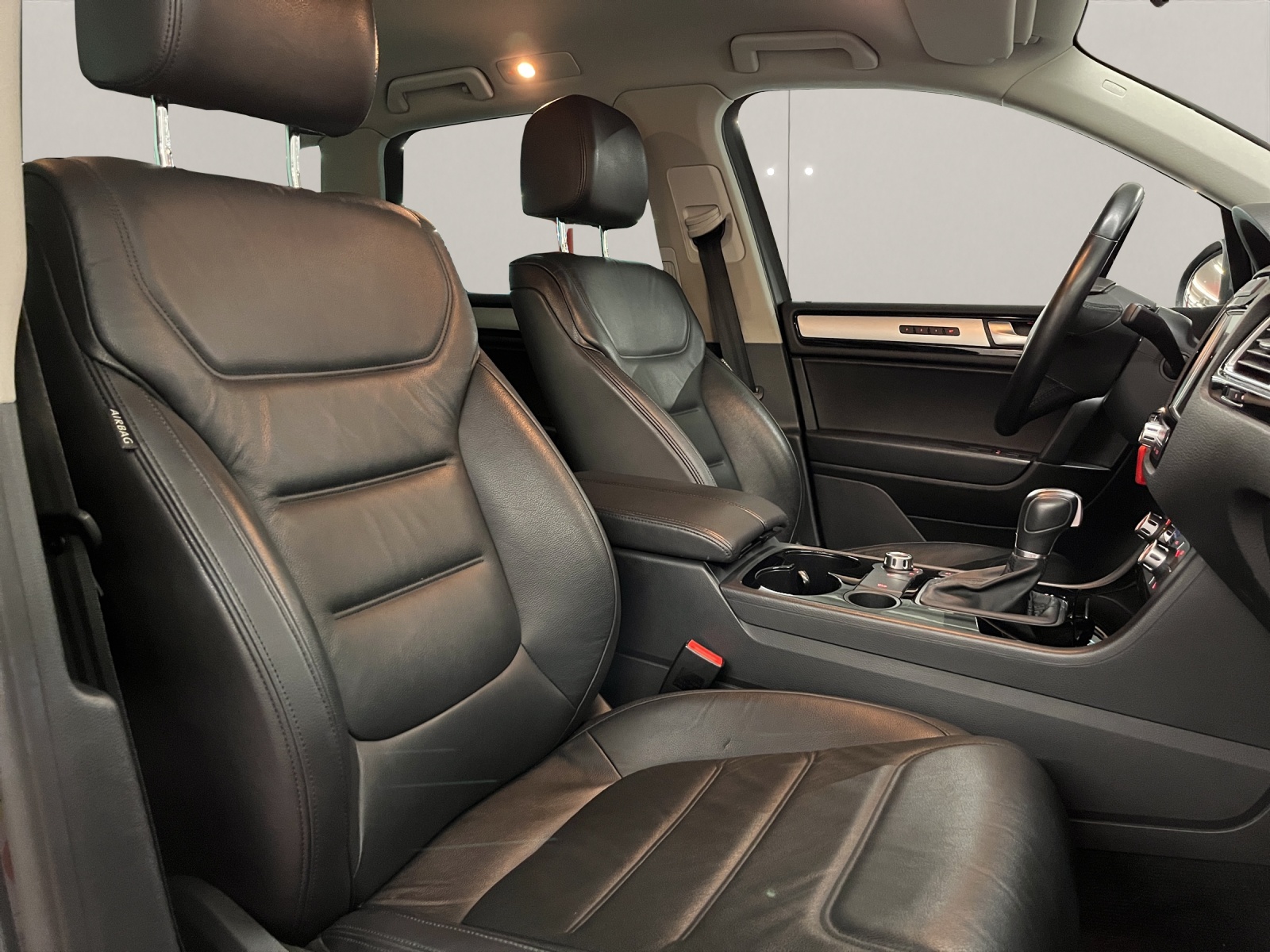 VW Touareg 3.0 V6 TDI 245 BMT Black Pearl-image-13