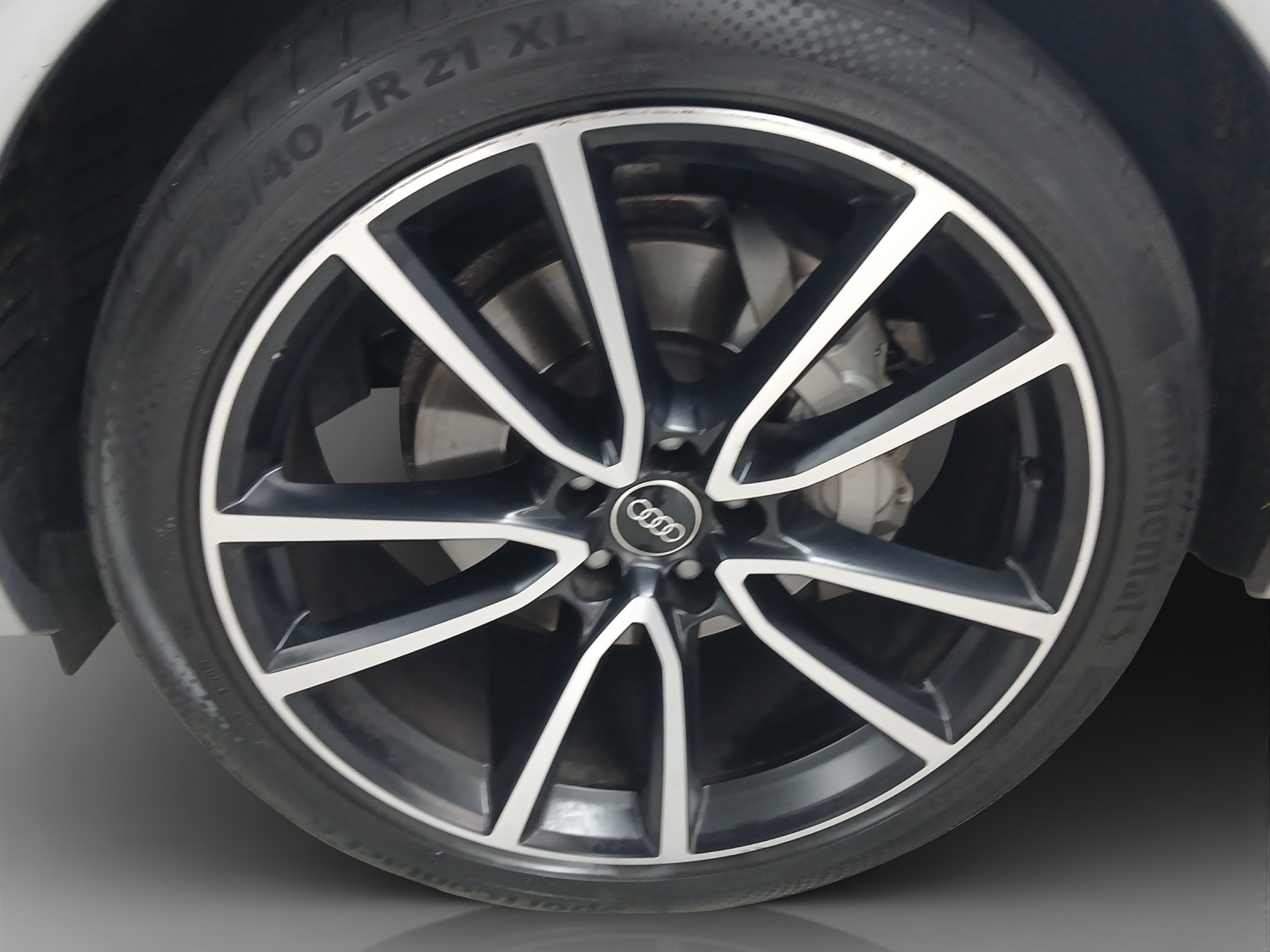 AUDI Q5 40 TDI Black Edition quattro S-tronic-image-13