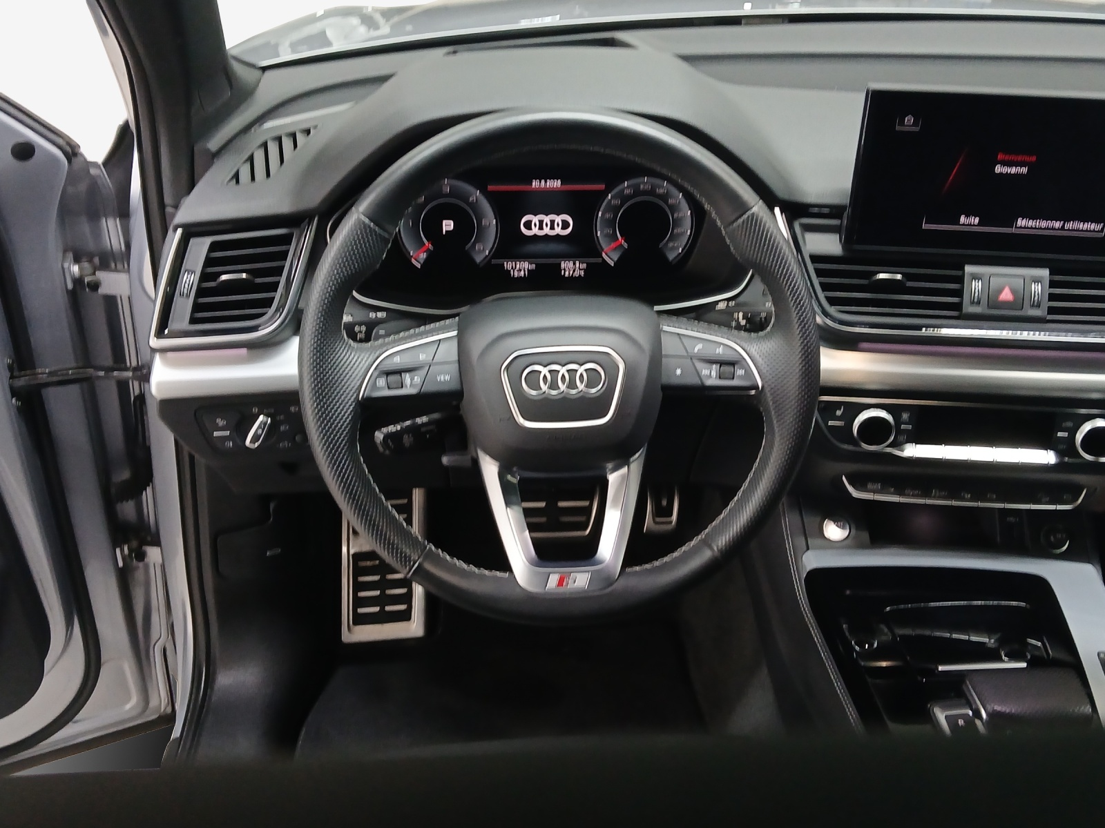 AUDI Q5 40 TDI Black Edition quattro S-tronic-image-9