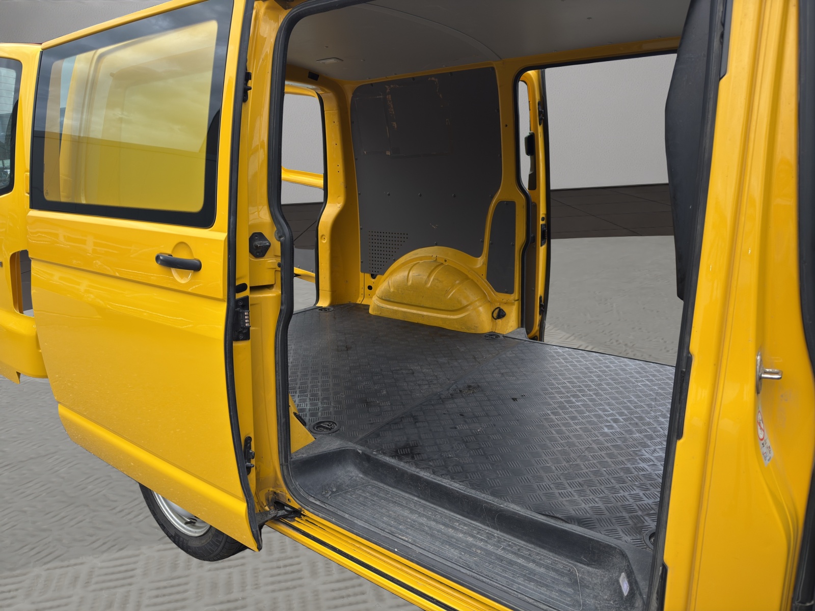 VW T6.1 2.0 TDI 4Motion DSG-image-17