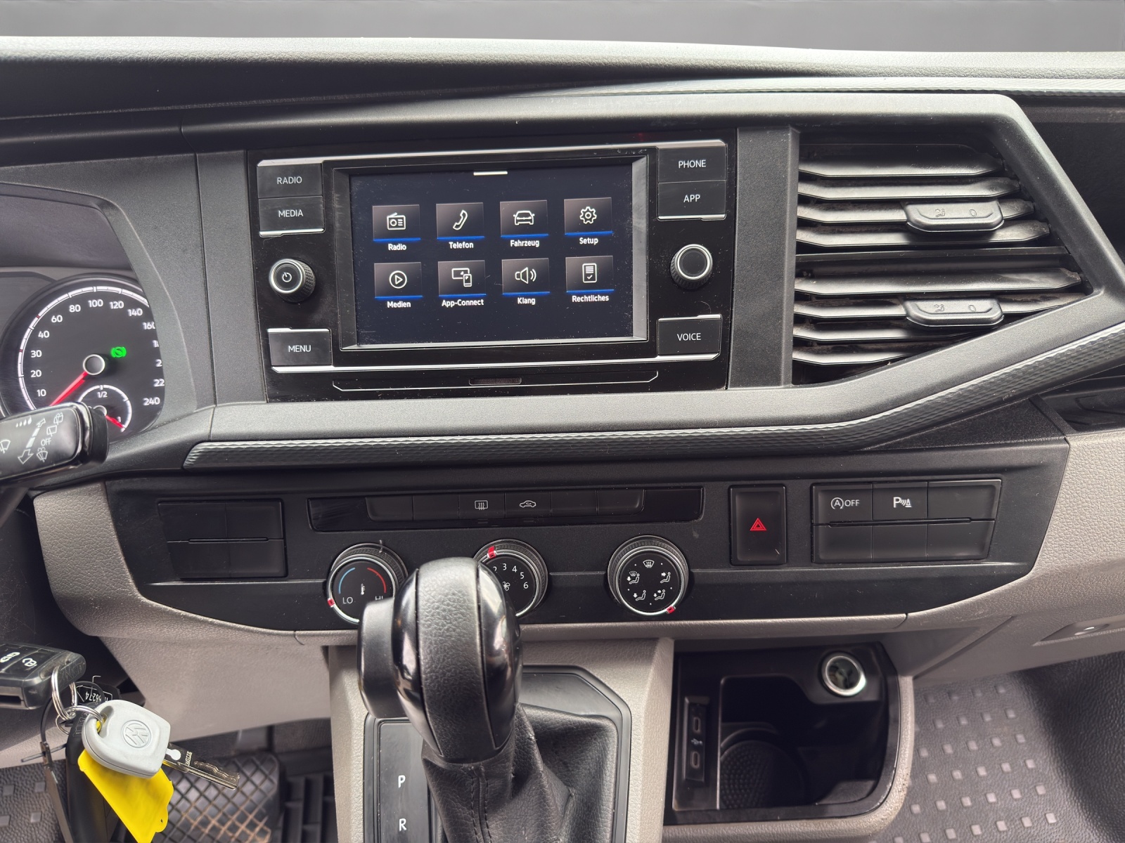 VW T6.1 2.0 TDI 4Motion DSG-image-14