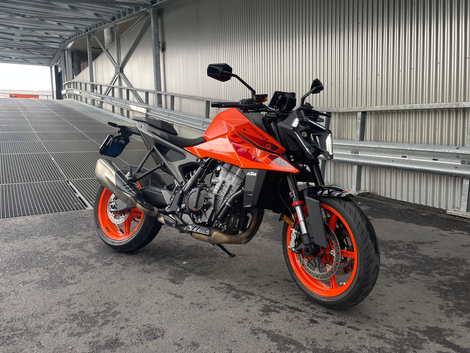 KTM 990 Duke-showroom-element-2