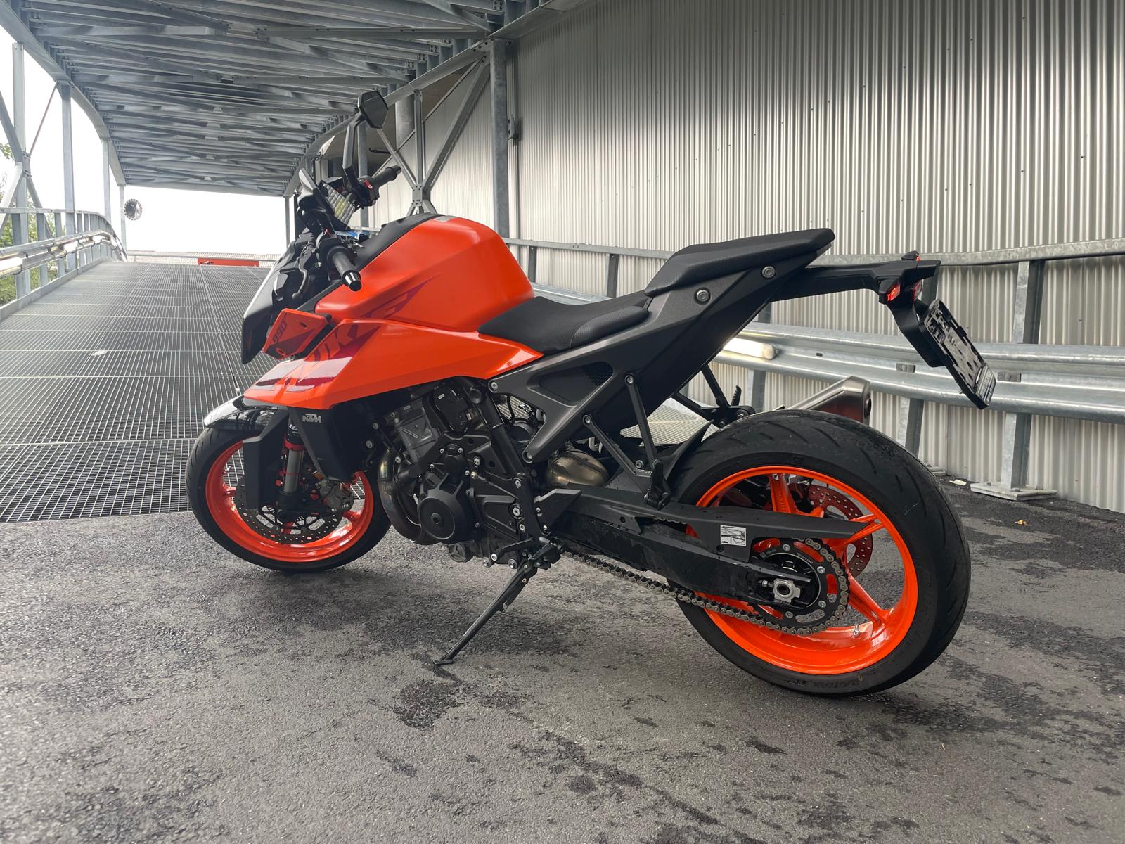 KTM 990 Duke-showroom-element-3