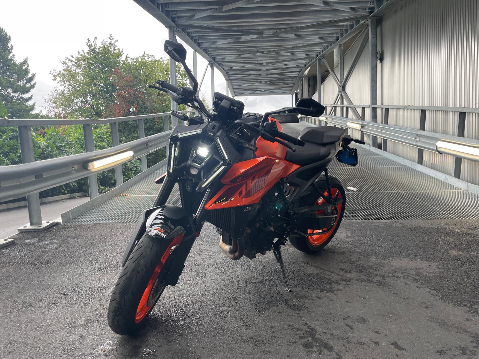 KTM 990 Duke-showroom-element-1