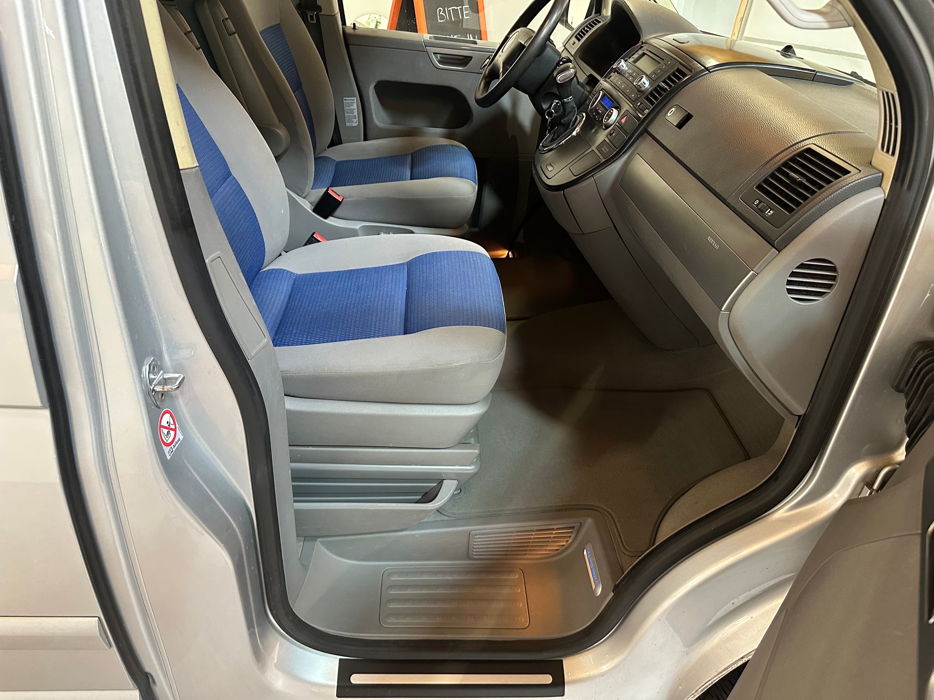 VW T5 California Highline 2.5 TDI/1. Hand/Äussert gepflegt/Vollausstattung inkl. AHK (2500 kg) Anhängelast-image-11