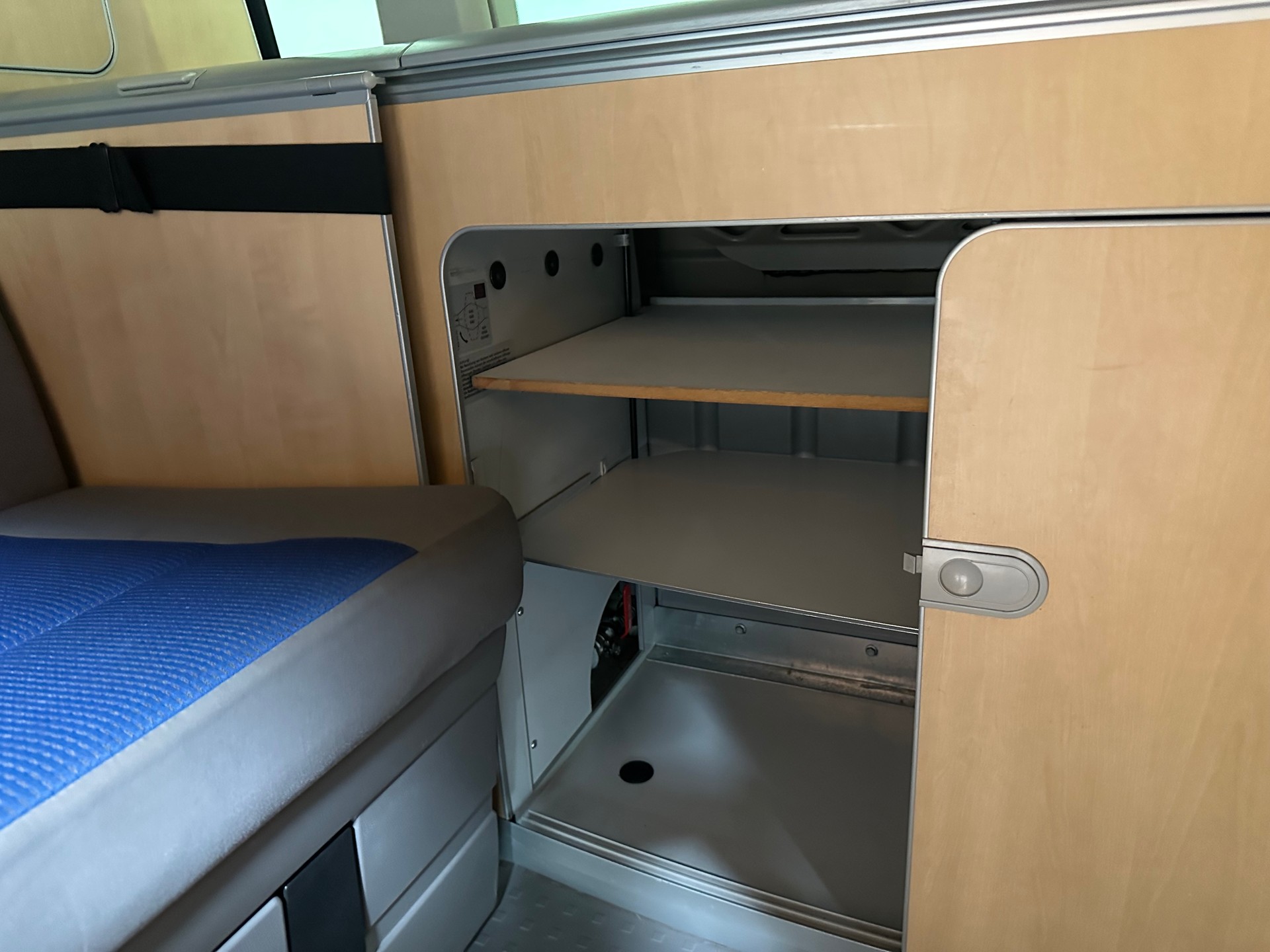 VW T5 California Highline 2.5 TDI/1. Hand/Äussert gepflegt/Vollausstattung inkl. AHK (2500 kg) Anhängelast-image-19