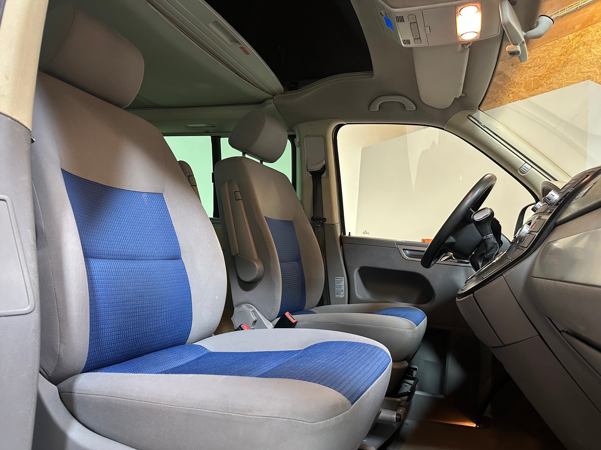 VW T5 California Highline 2.5 TDI/1. Hand/Äussert gepflegt/Vollausstattung inkl. AHK (2500 kg) Anhängelast-image-12