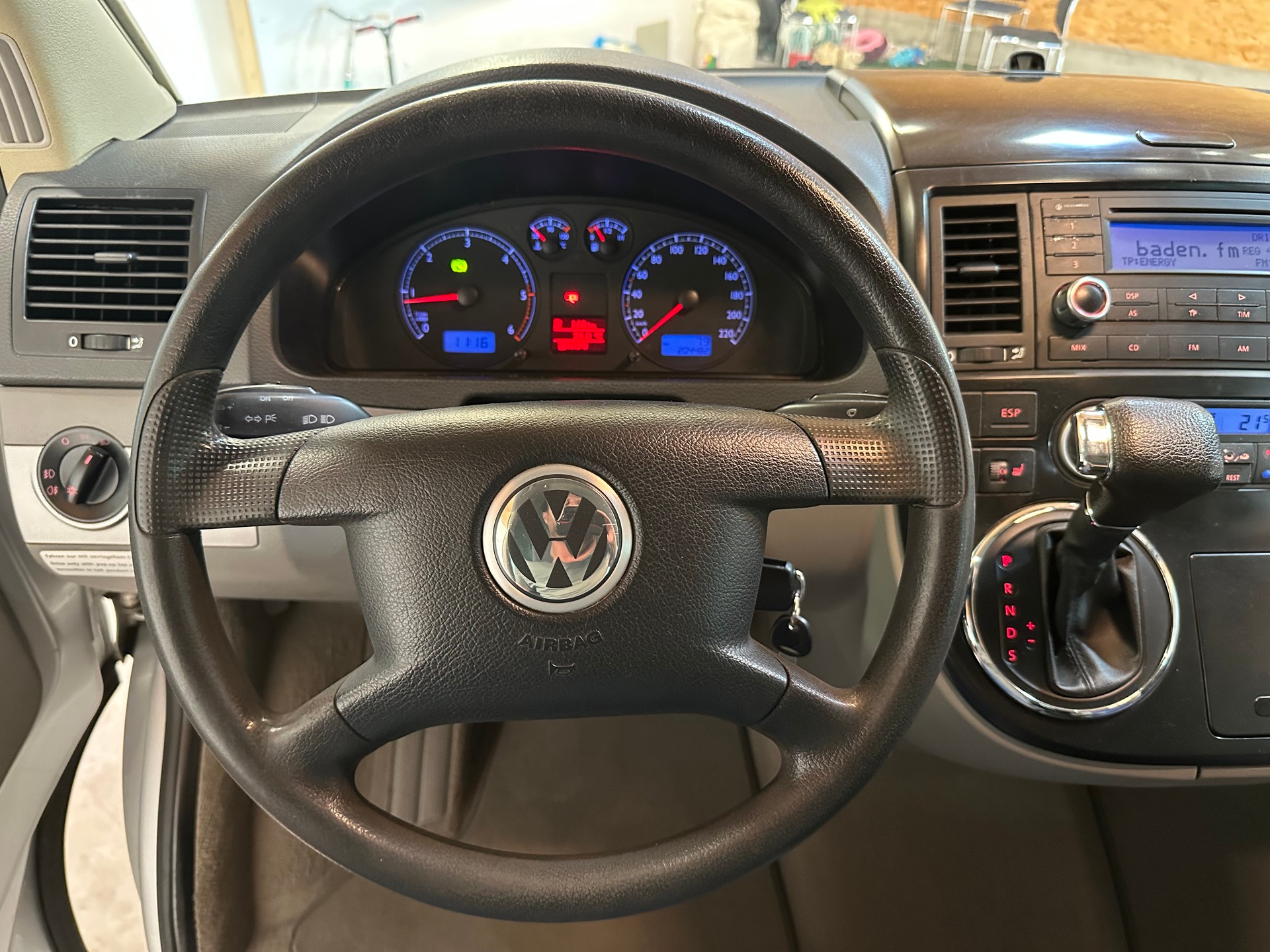 VW T5 California Highline 2.5 TDI/1. Hand/Äussert gepflegt/Vollausstattung inkl. AHK (2500 kg) Anhängelast-image-27