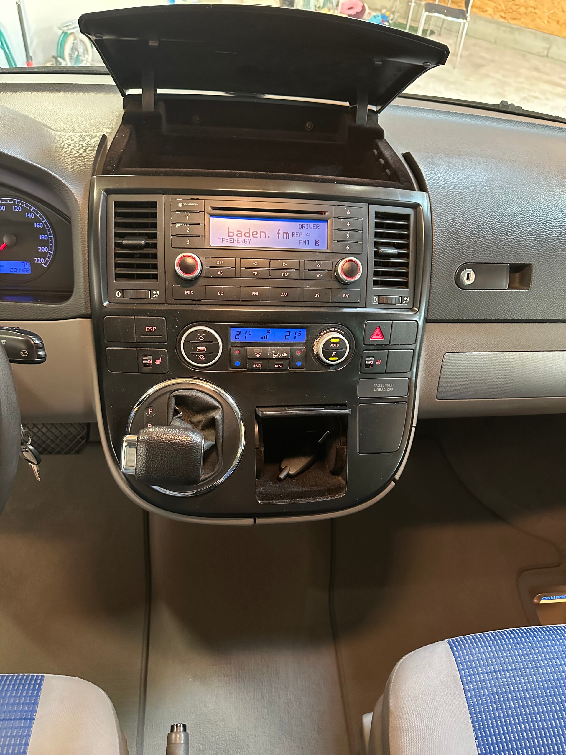 VW T5 California Highline 2.5 TDI/1. Hand/Äussert gepflegt/Vollausstattung inkl. AHK (2500 kg) Anhängelast-image-28