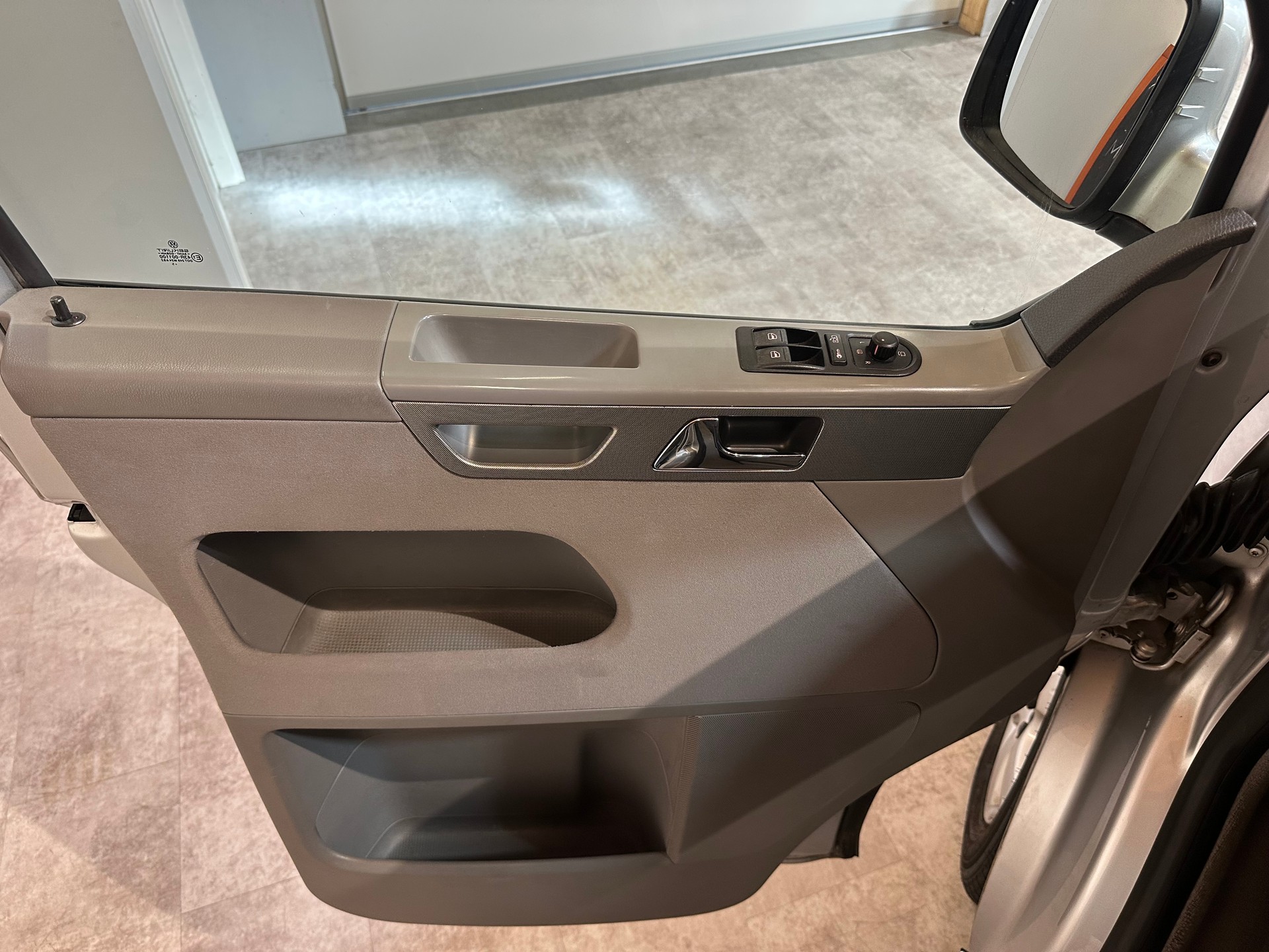VW T5 California Highline 2.5 TDI/1. Hand/Äussert gepflegt/Vollausstattung inkl. AHK (2500 kg) Anhängelast-image-10
