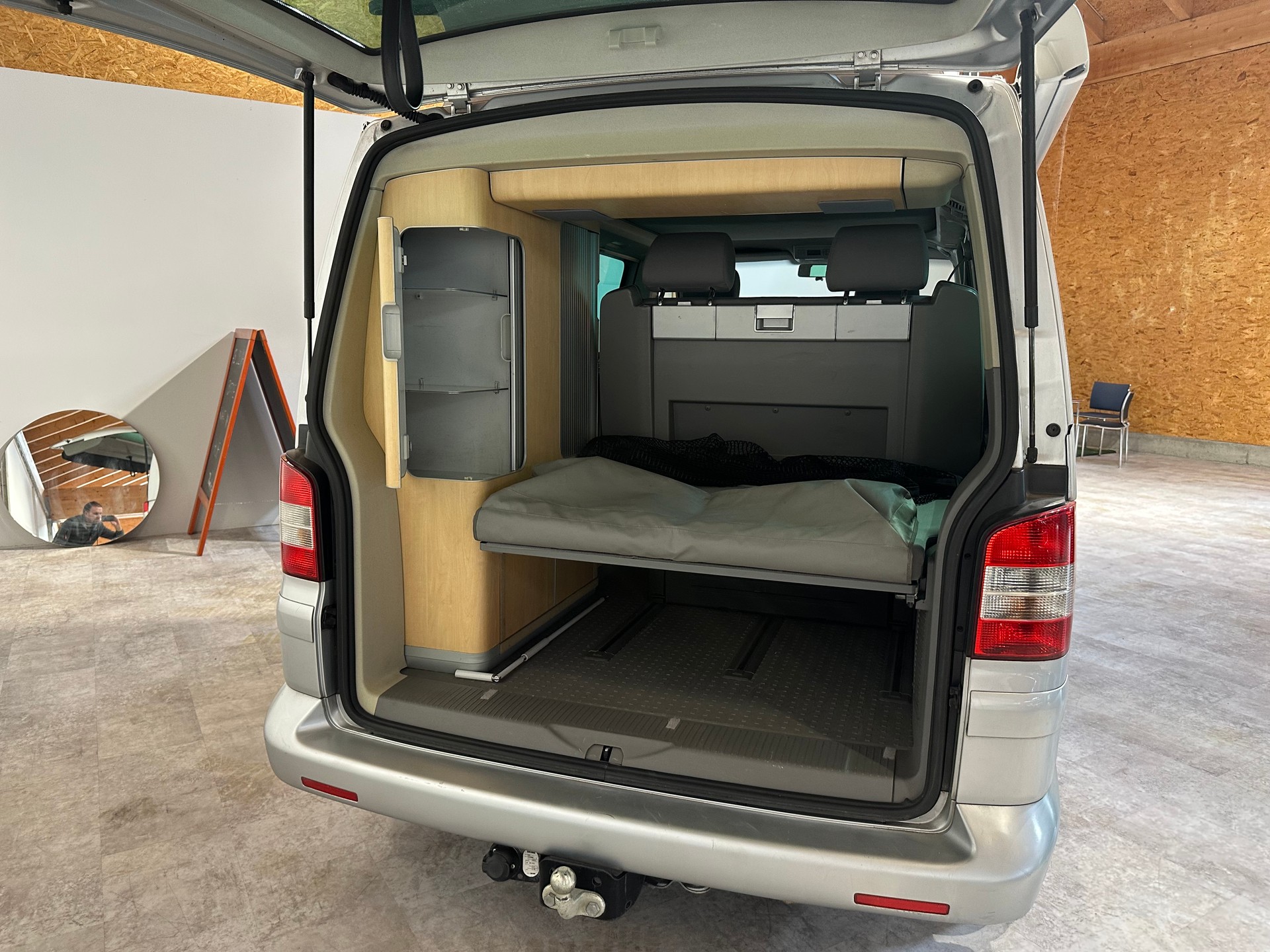 VW T5 California Highline 2.5 TDI/1. Hand/Äussert gepflegt/Vollausstattung inkl. AHK (2500 kg) Anhängelast-image-23