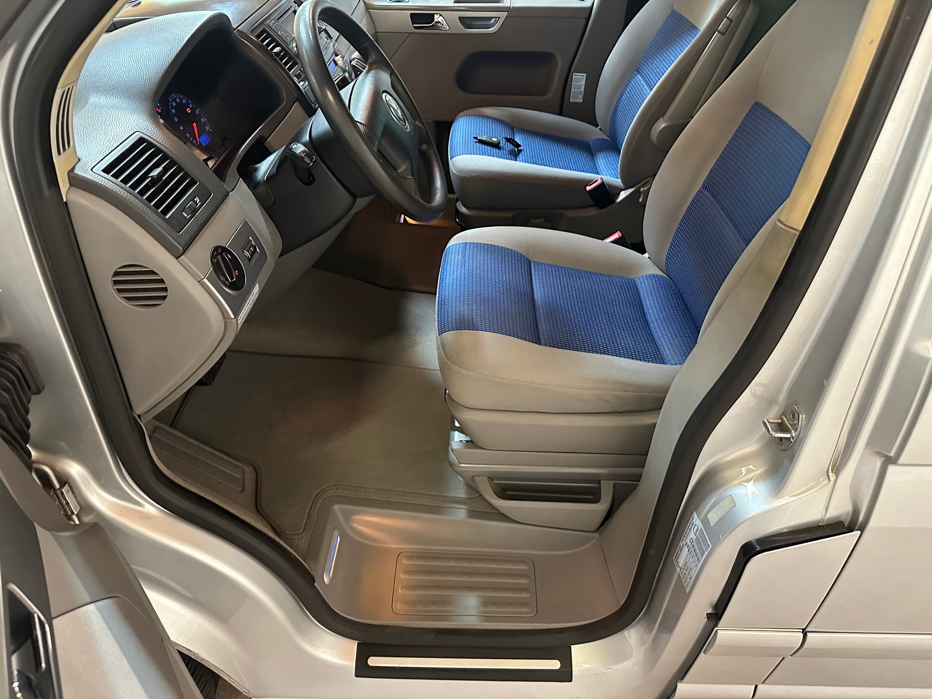 VW T5 California Highline 2.5 TDI/1. Hand/Äussert gepflegt/Vollausstattung inkl. AHK (2500 kg) Anhängelast-image-8