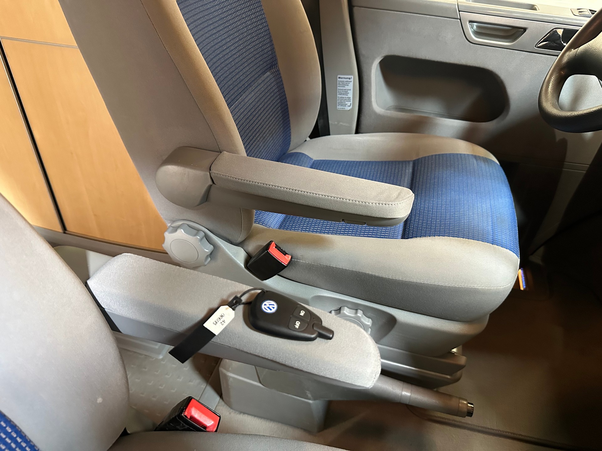 VW T5 California Highline 2.5 TDI/1. Hand/Äussert gepflegt/Vollausstattung inkl. AHK (2500 kg) Anhängelast-image-14