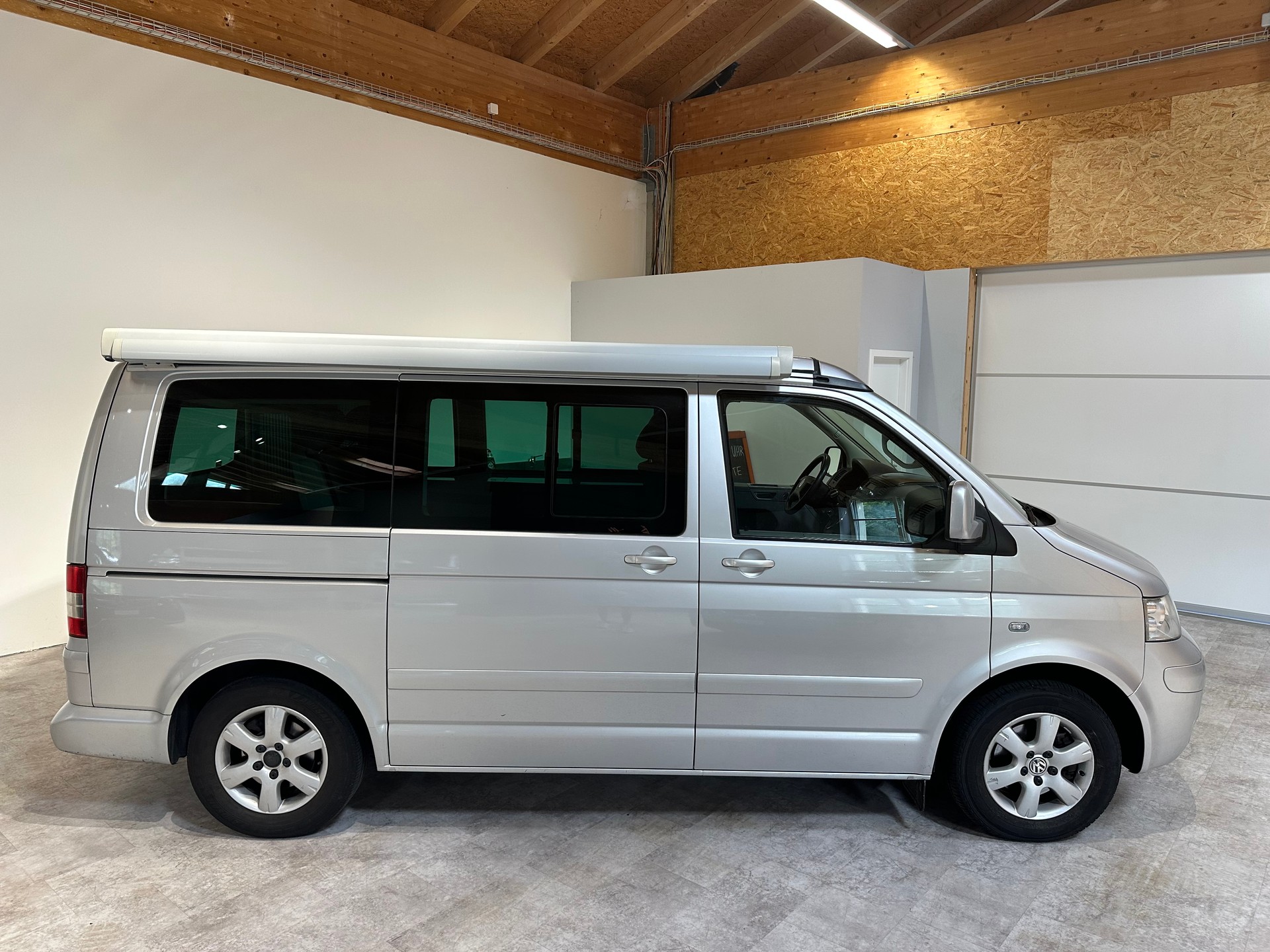 VW T5 California Highline 2.5 TDI/1. Hand/Äussert gepflegt/Vollausstattung inkl. AHK (2500 kg) Anhängelast-image-6
