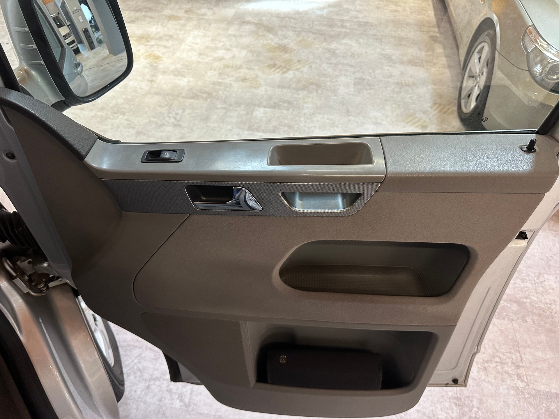 VW T5 California Highline 2.5 TDI/1. Hand/Äussert gepflegt/Vollausstattung inkl. AHK (2500 kg) Anhängelast-image-13