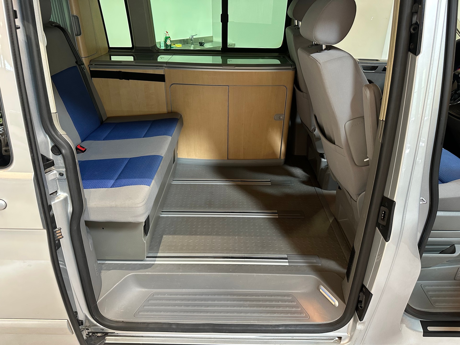 VW T5 California Highline 2.5 TDI/1. Hand/Äussert gepflegt/Vollausstattung inkl. AHK (2500 kg) Anhängelast-image-15