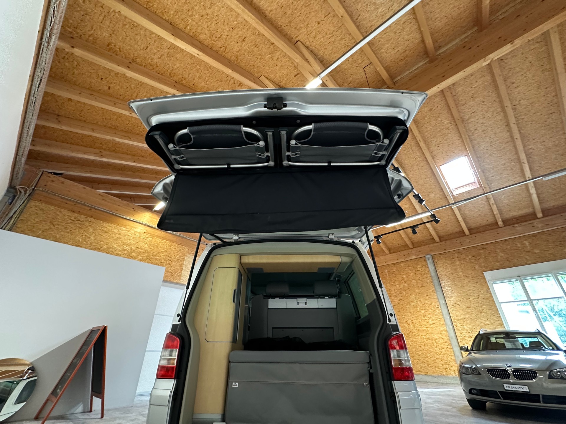 VW T5 California Highline 2.5 TDI/1. Hand/Äussert gepflegt/Vollausstattung inkl. AHK (2500 kg) Anhängelast-image-22