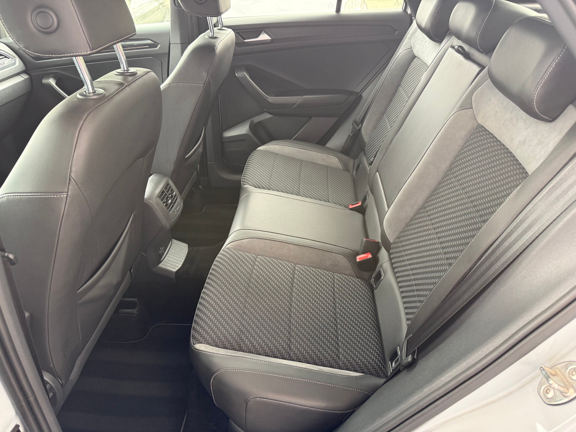 VW T-Roc 2.0 TSI R-Line DSG 4Motion-image-7