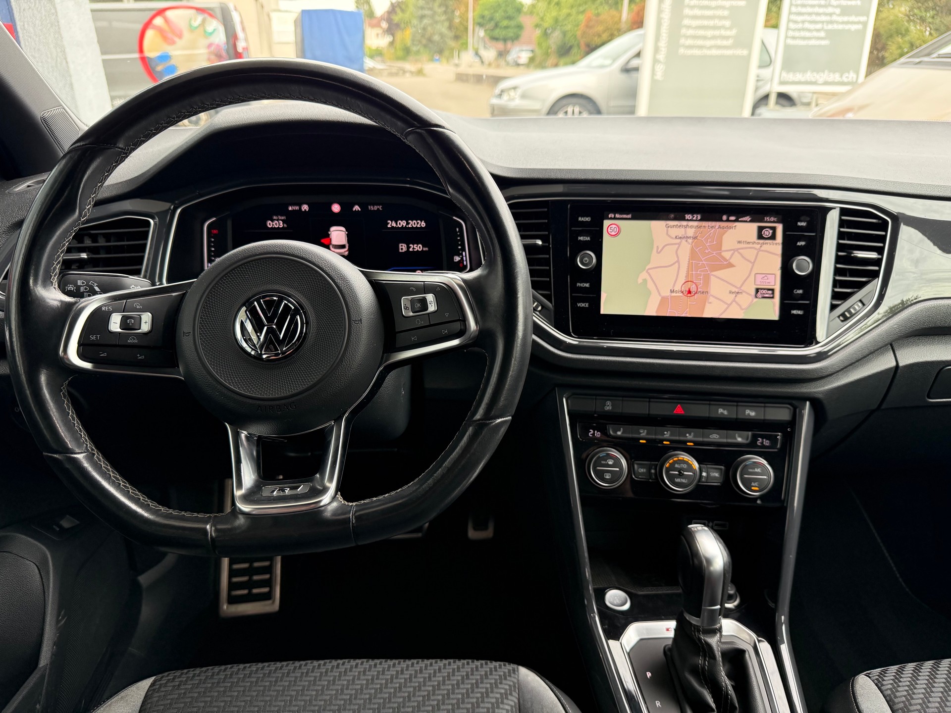 VW T-Roc 2.0 TSI R-Line DSG 4Motion-image-6