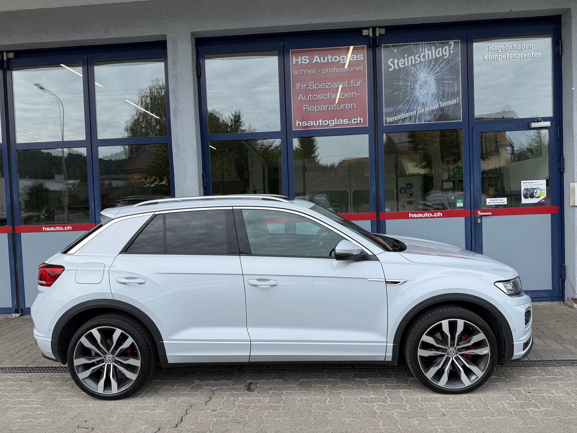 VW T-Roc 2.0 TSI R-Line DSG 4Motion-image-1