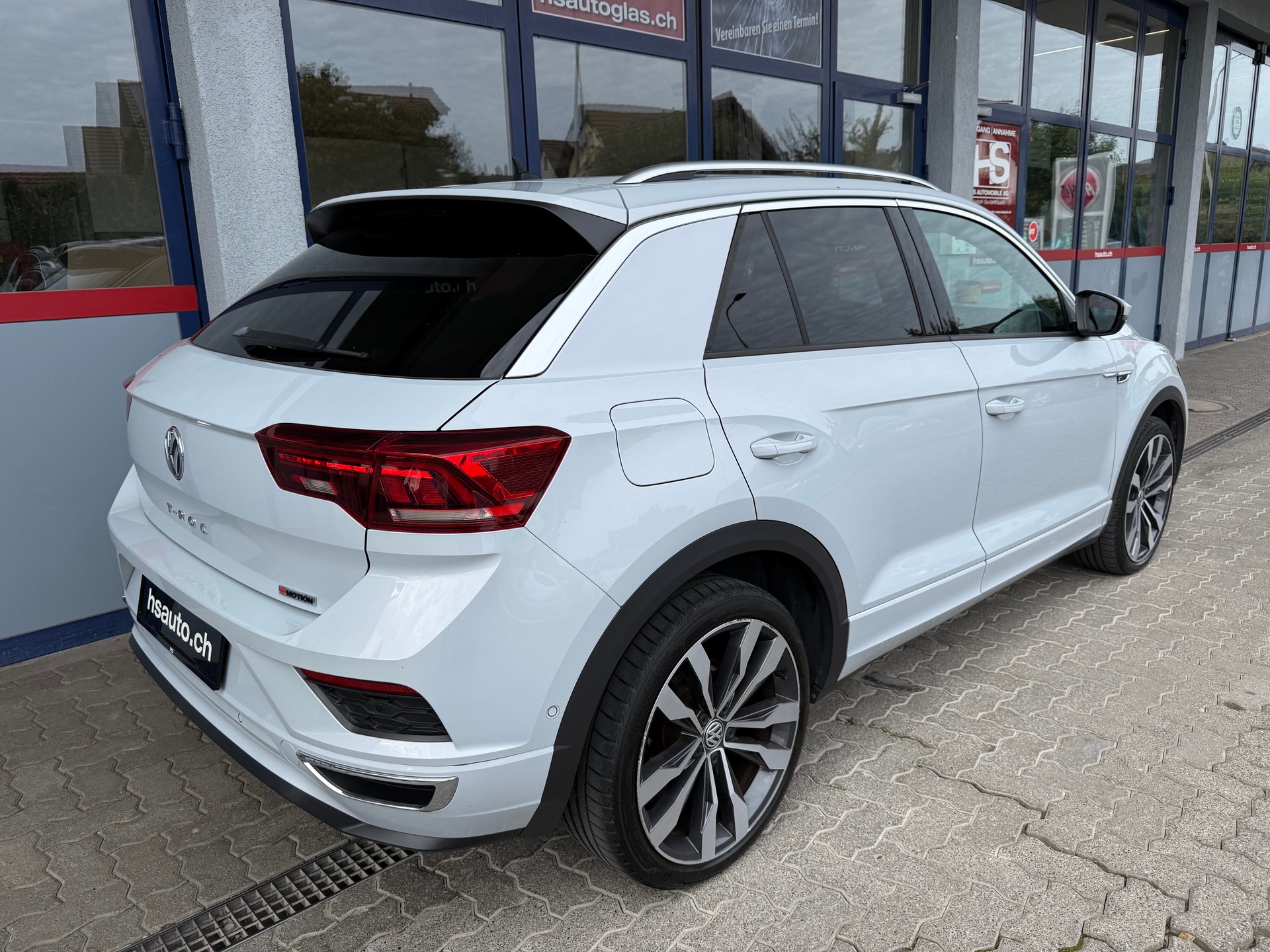VW T-Roc 2.0 TSI R-Line DSG 4Motion-image-2