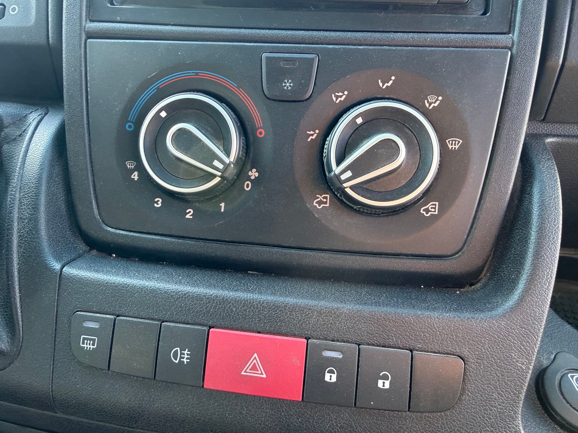 PEUGEOT Boxer 2.2 HDI 335 L3H3-image-8