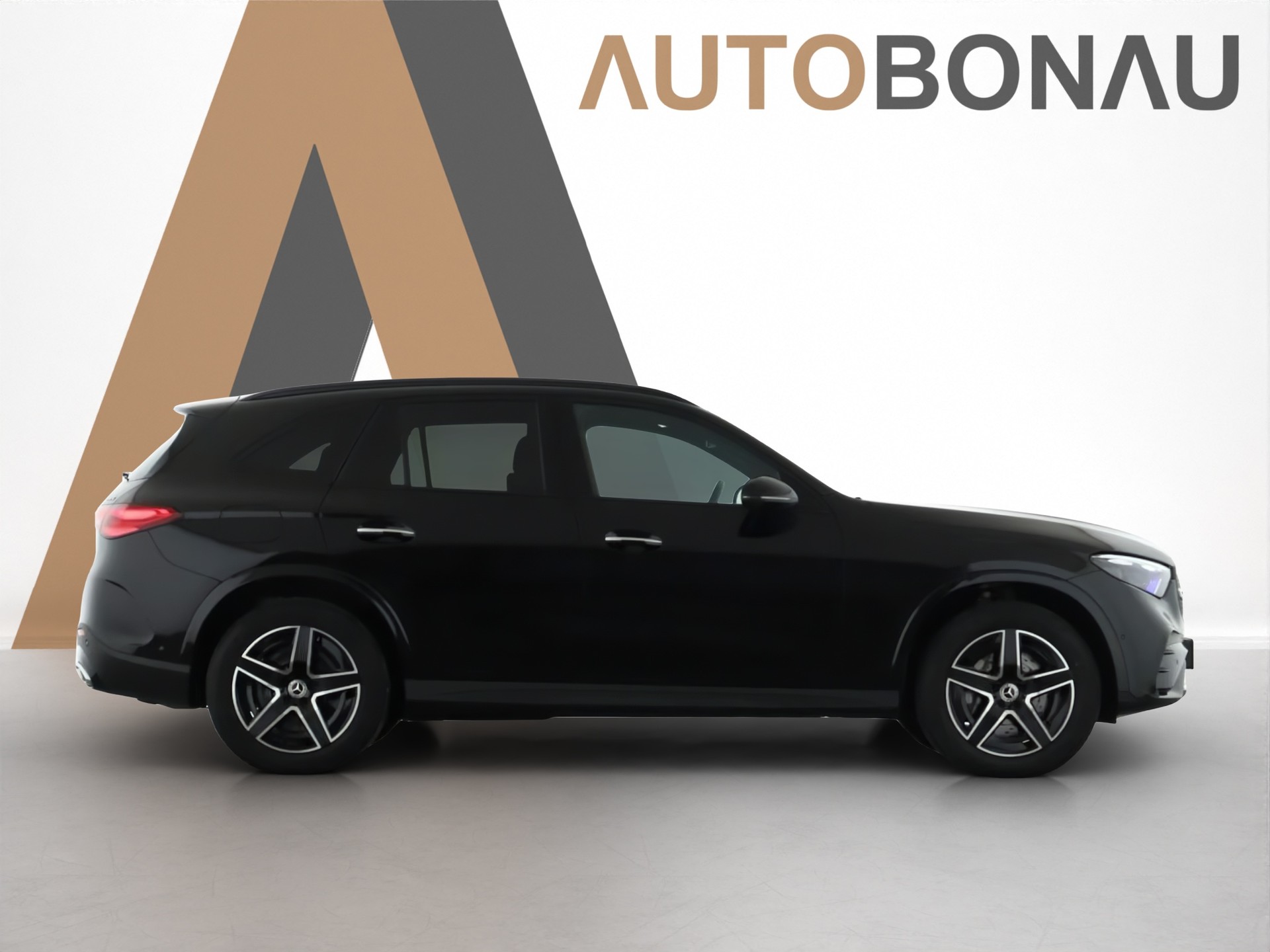 MERCEDES-BENZ GLC 300 e 4MATIC AMG Line Premium AHK Night Memory-image-5