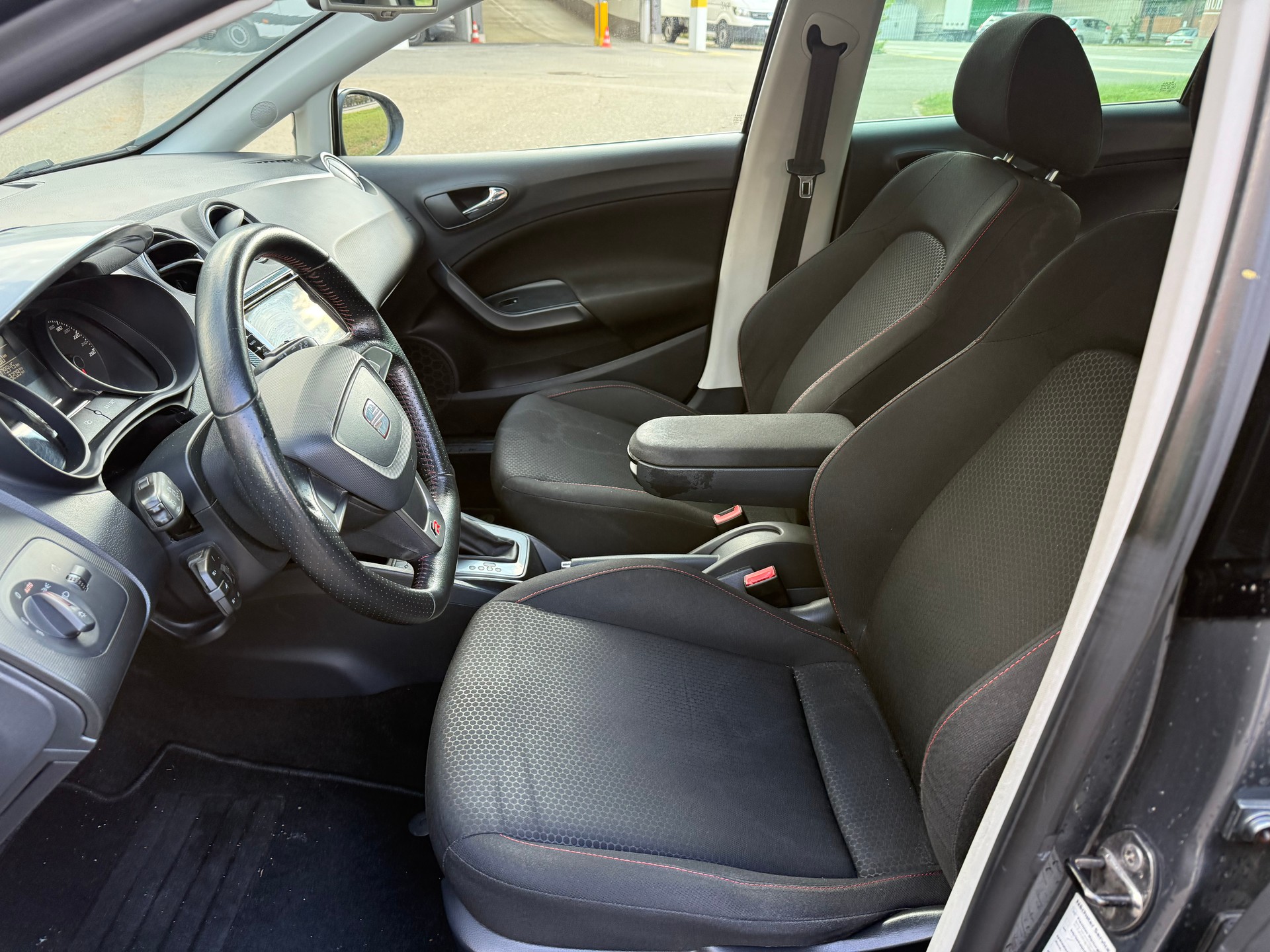 SEAT Ibiza ST 1.4 TSI FR DSG-image-5