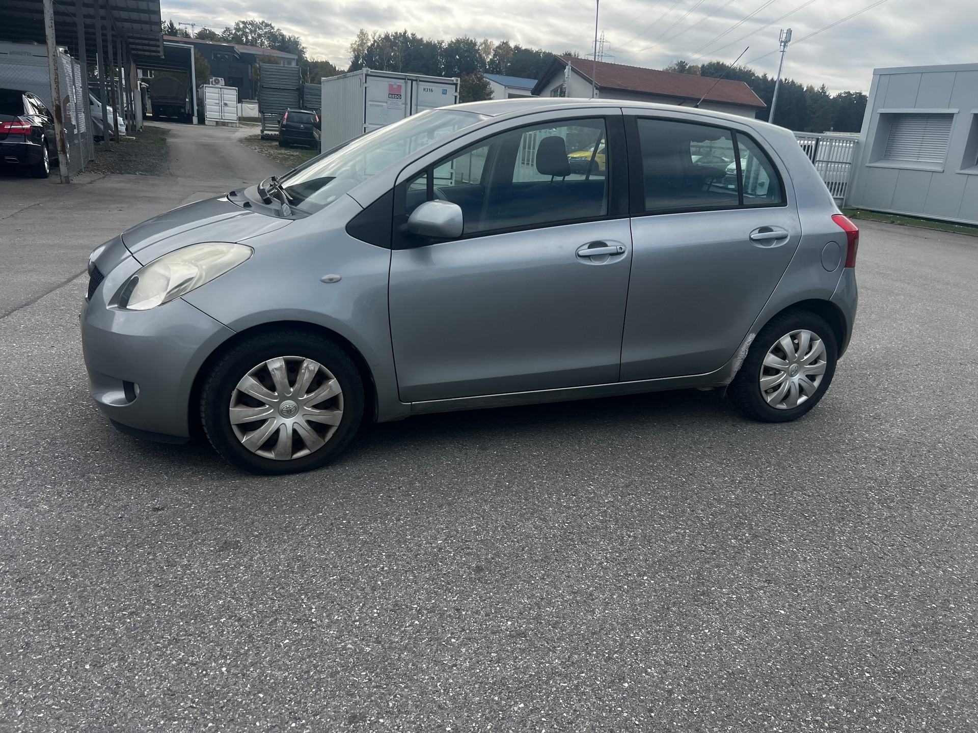 TOYOTA Yaris 1.3 City-image-2
