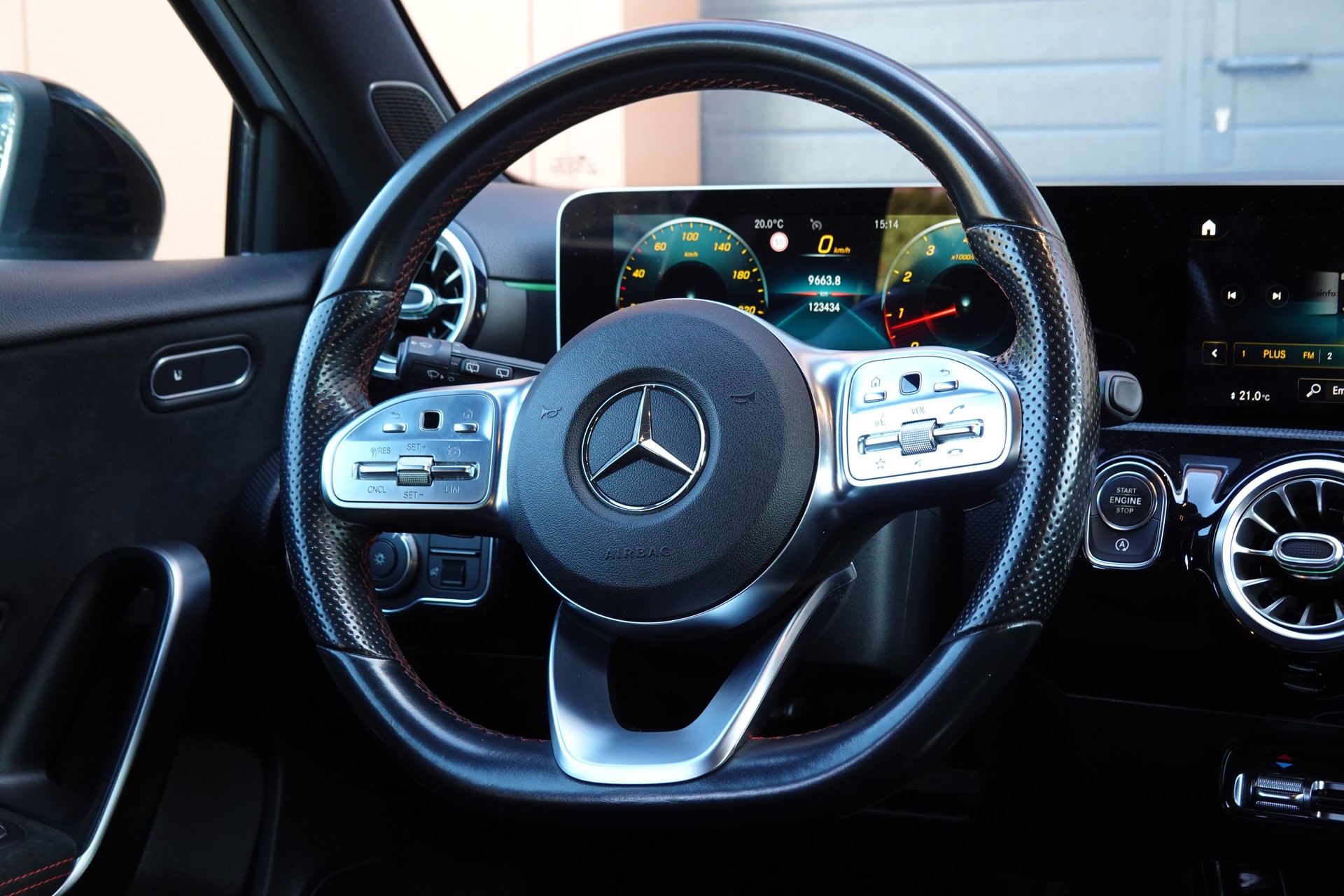 MERCEDES-BENZ A 250 AMG Line "* Pack AMG Line * Capteurs avant/arrière * Tempomat * Clim Auto * Sièges AMG * Jantes 18 *"-image-11