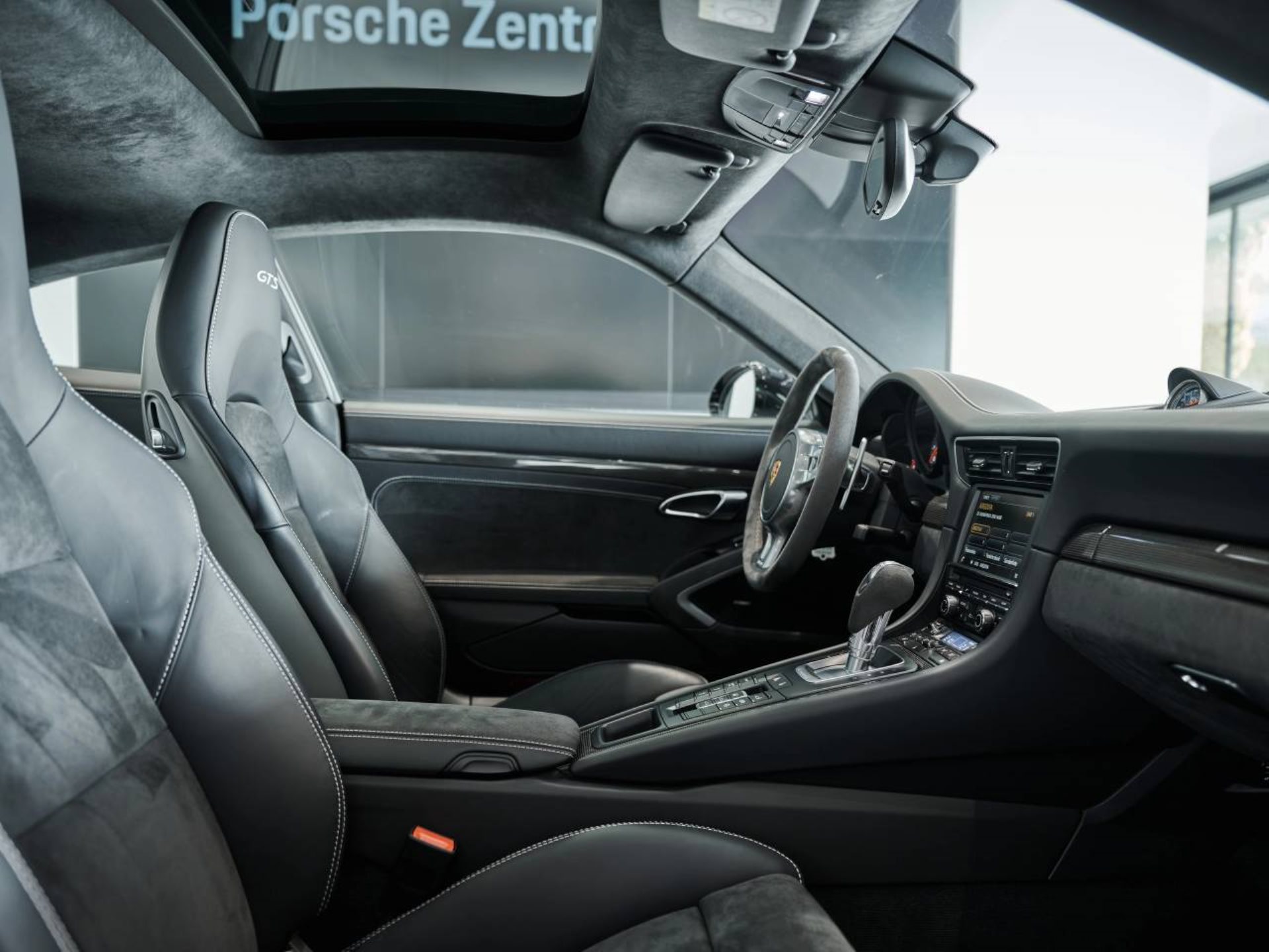 PORSCHE 911 Carrera 4 GTS-image-15