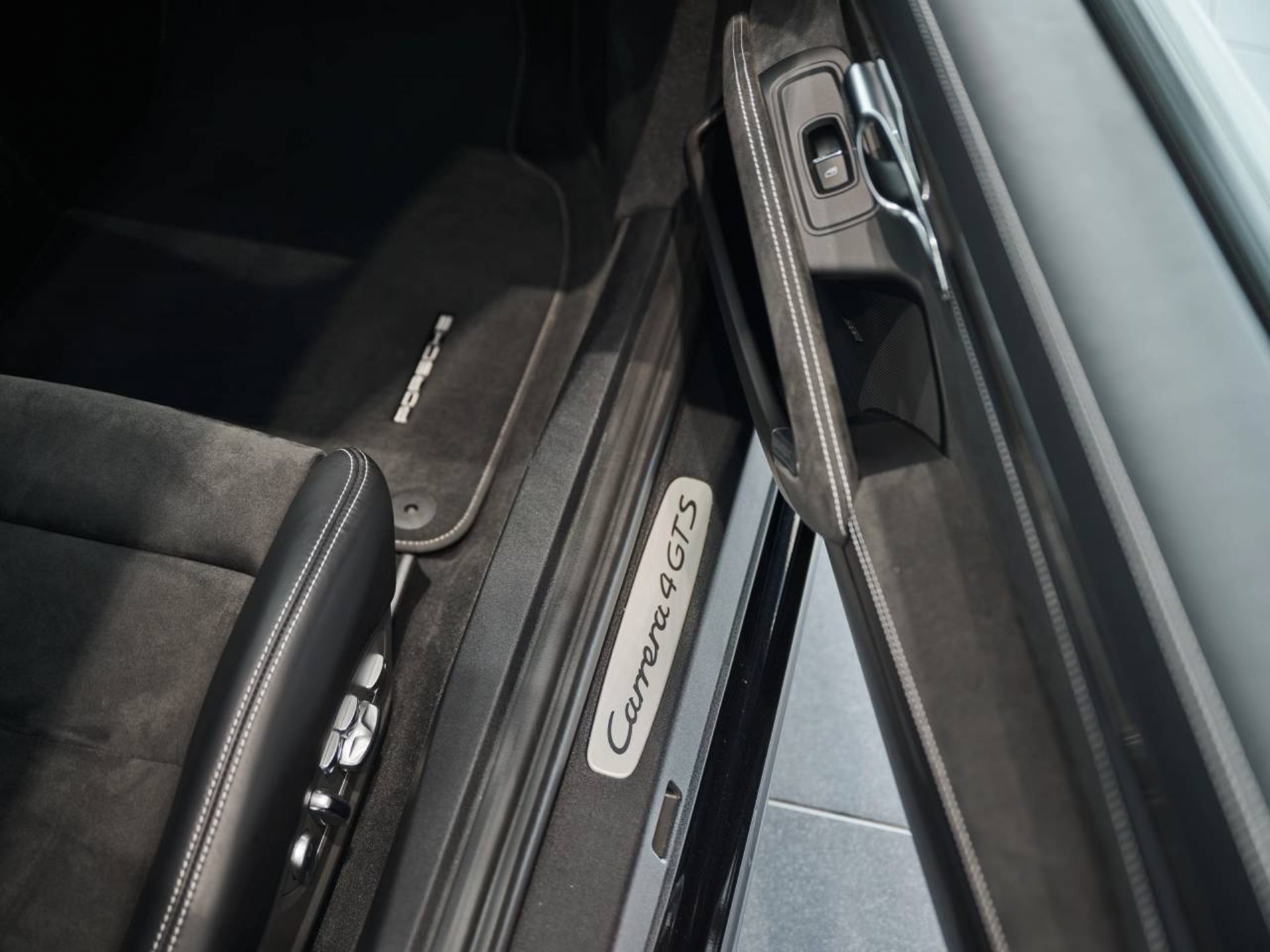 PORSCHE 911 Carrera 4 GTS-image-20