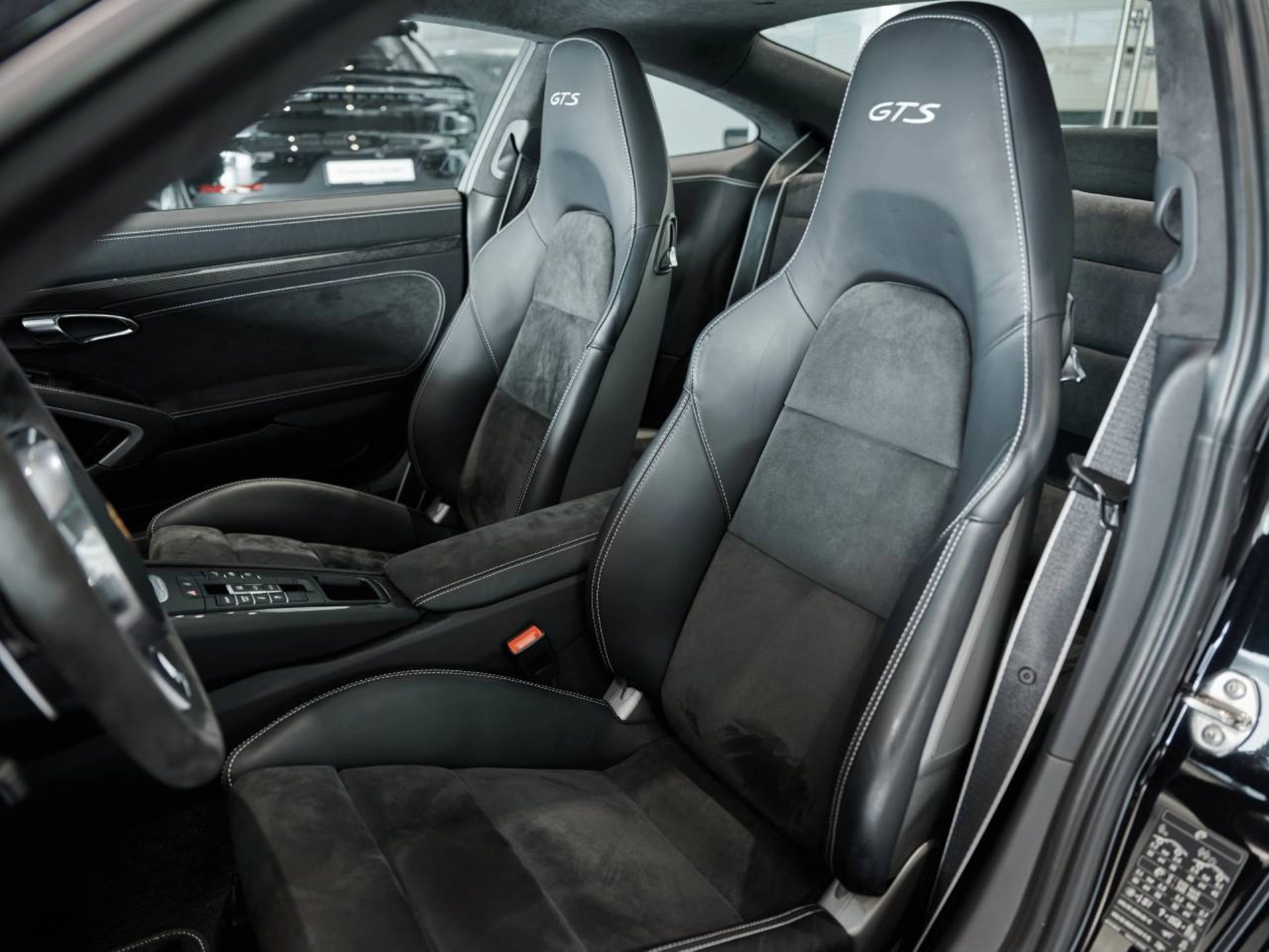 PORSCHE 911 Carrera 4 GTS-image-4