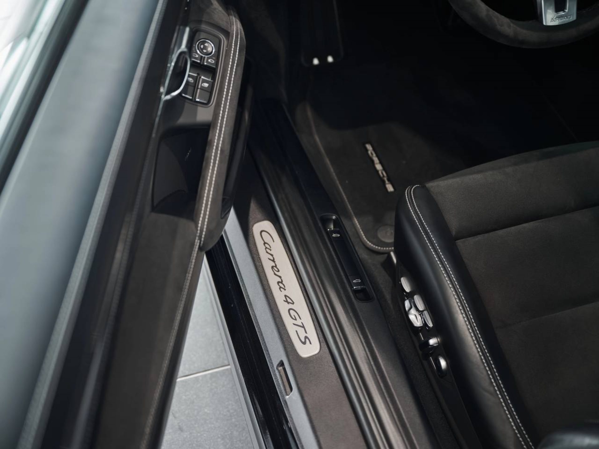 PORSCHE 911 Carrera 4 GTS-image-18