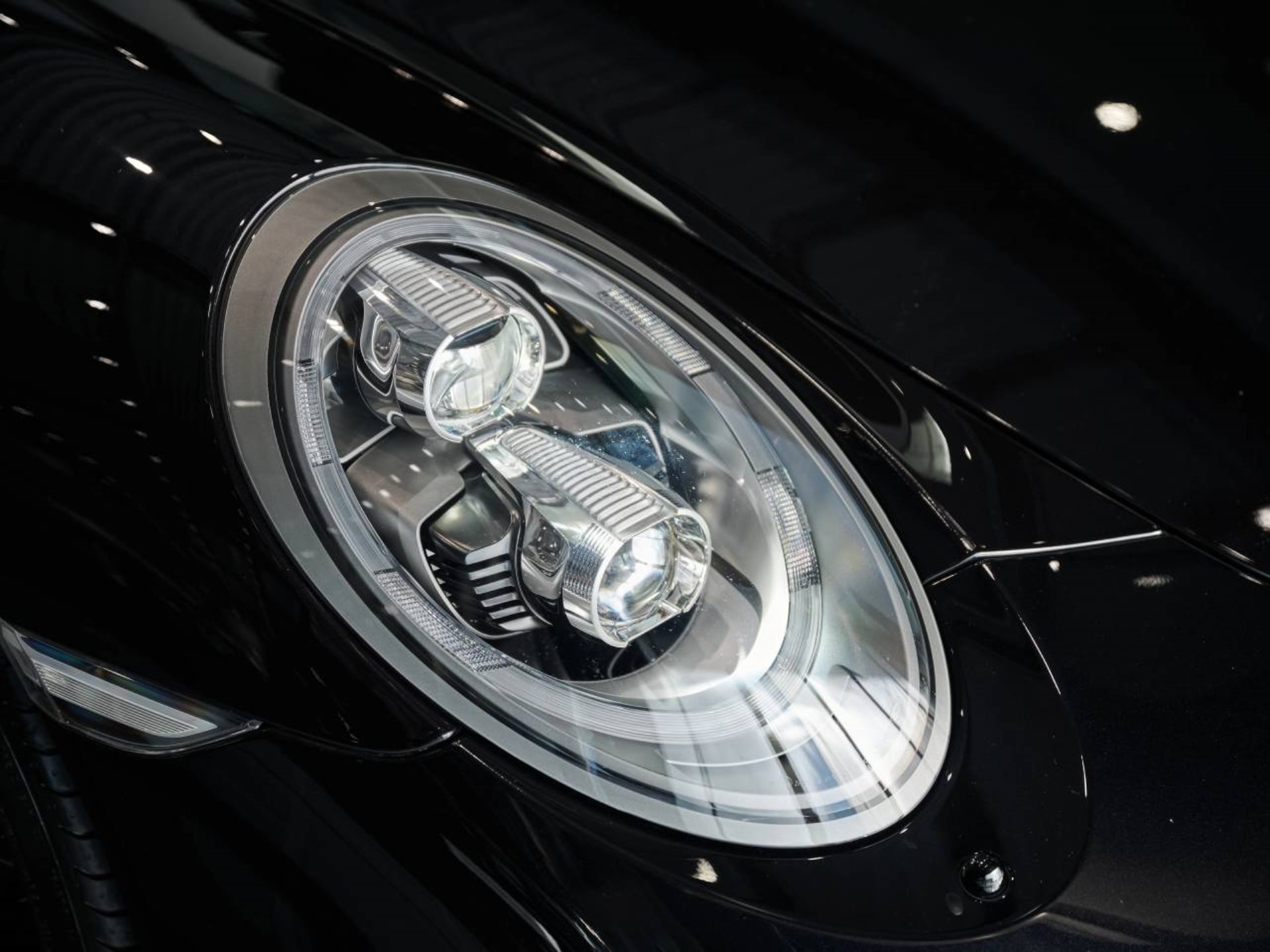 PORSCHE 911 Carrera 4 GTS-image-21