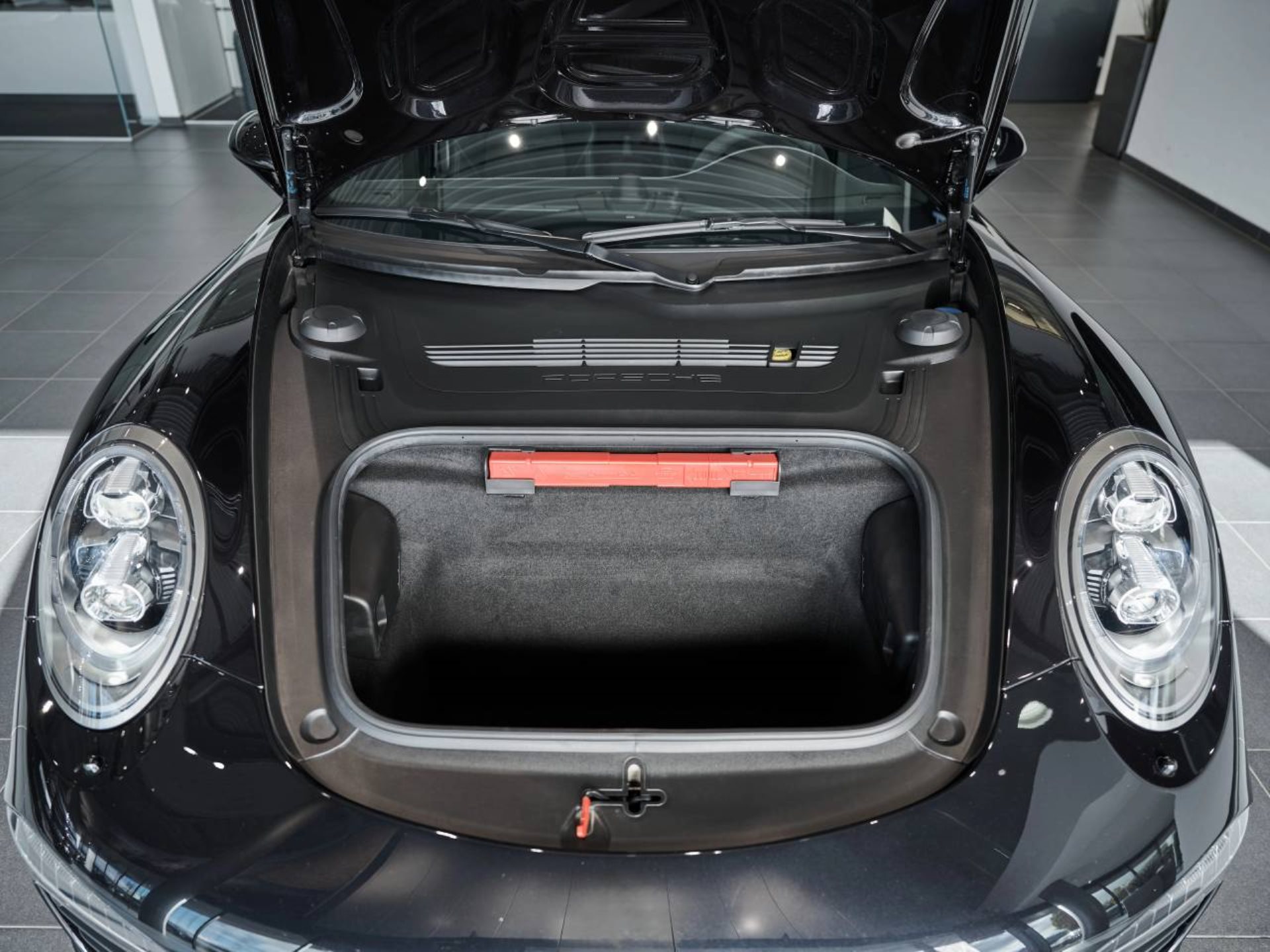 PORSCHE 911 Carrera 4 GTS-image-9