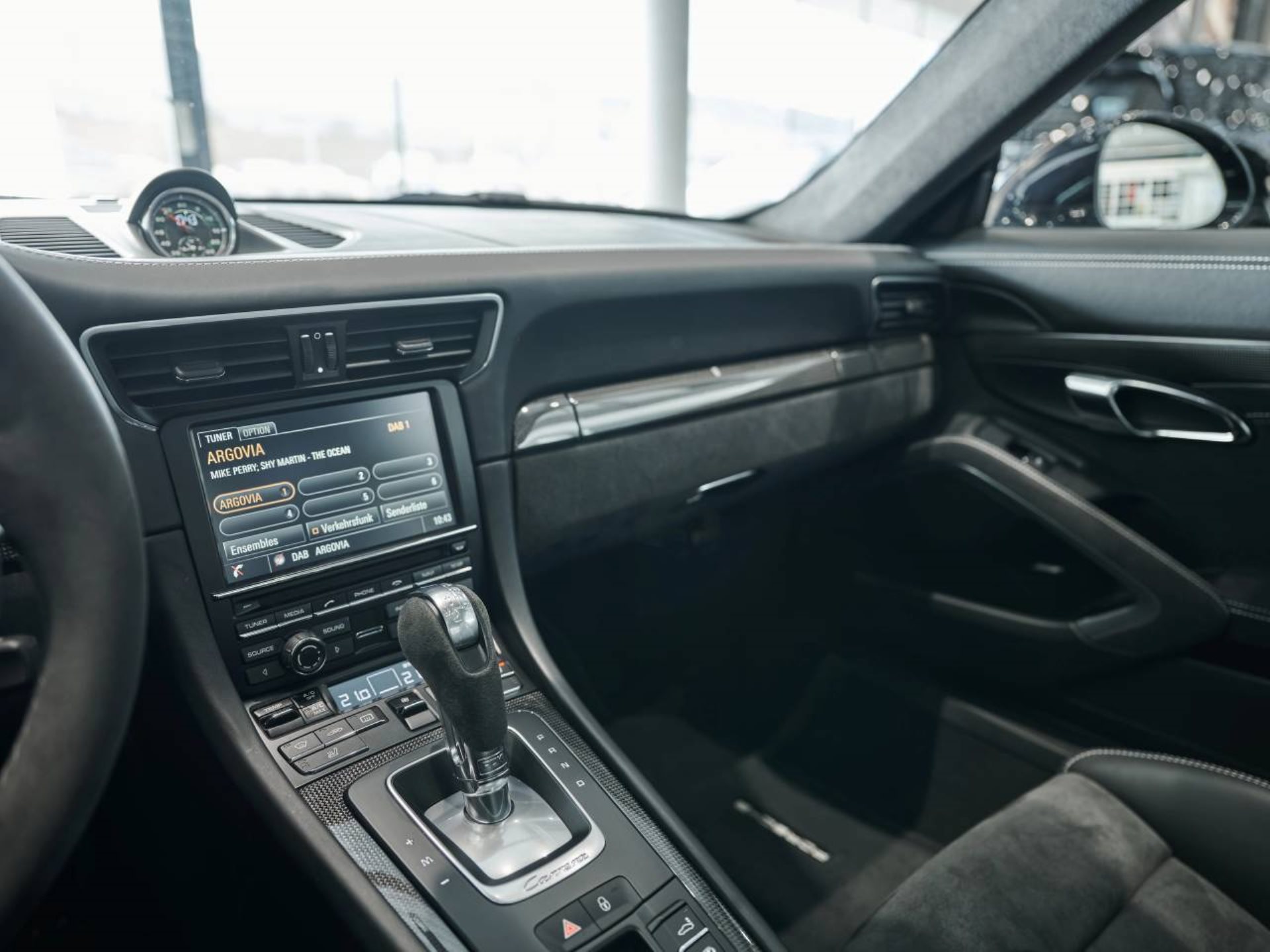 PORSCHE 911 Carrera 4 GTS-image-14