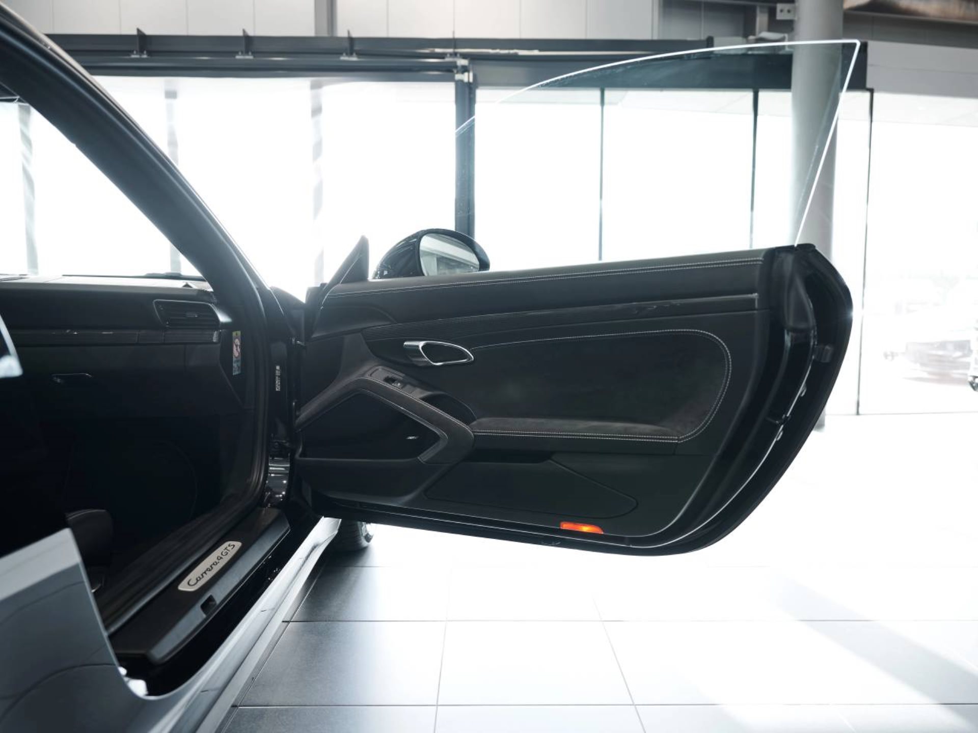 PORSCHE 911 Carrera 4 GTS-image-19