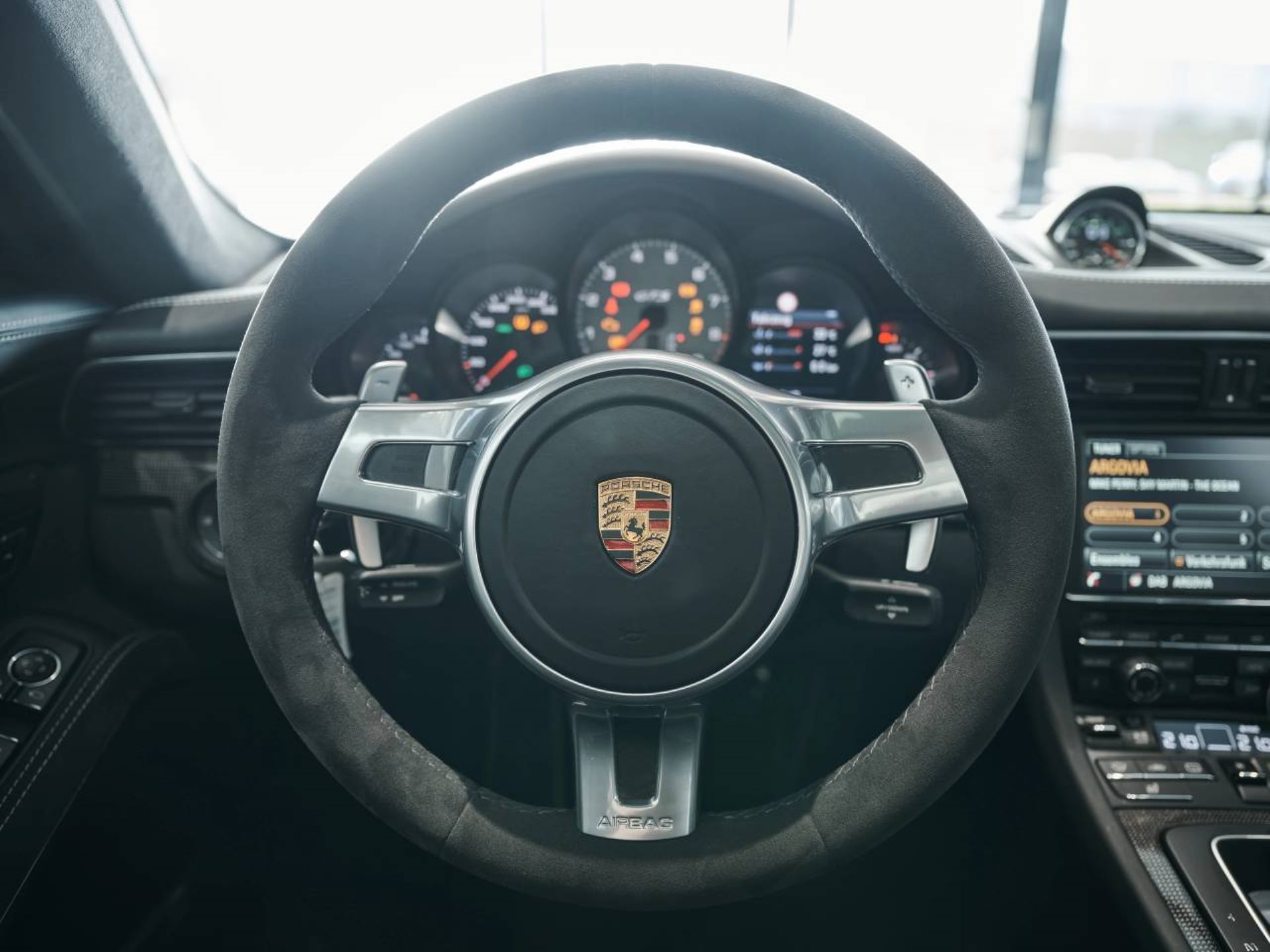 PORSCHE 911 Carrera 4 GTS-image-12