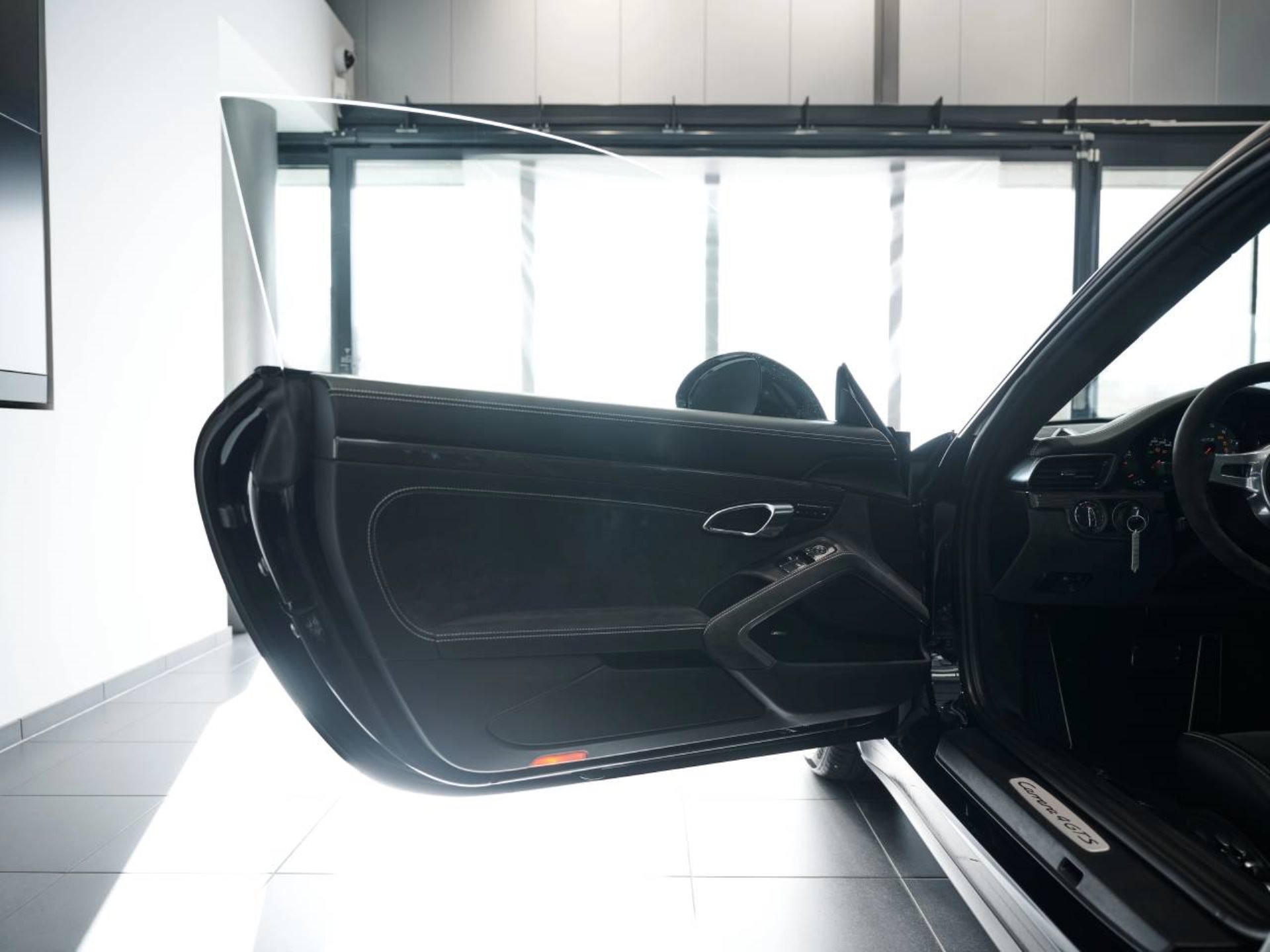PORSCHE 911 Carrera 4 GTS-image-17