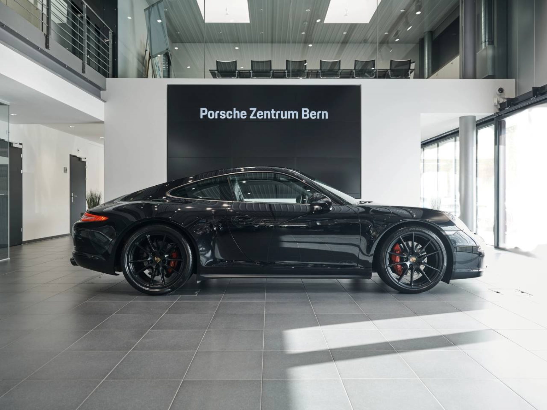PORSCHE 911 Carrera 4 GTS-image-1