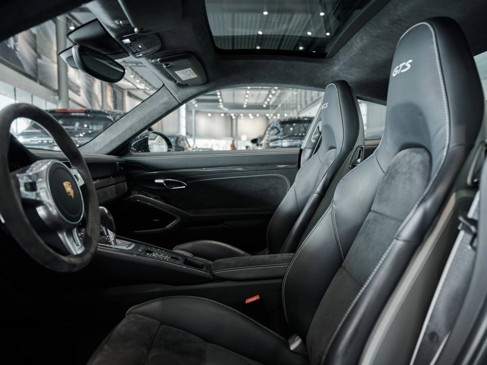 PORSCHE 911 Carrera 4 GTS-image-3