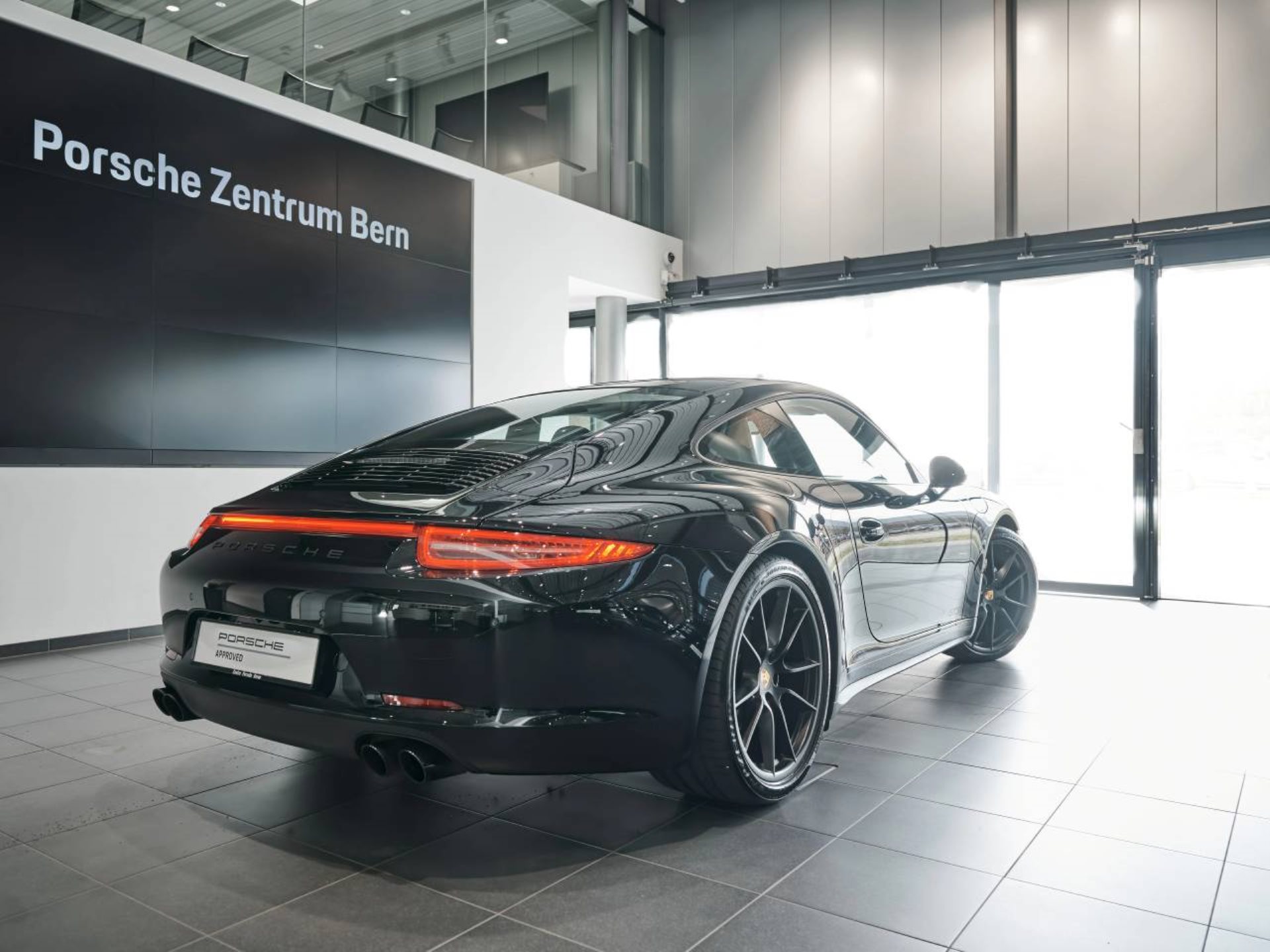 PORSCHE 911 Carrera 4 GTS-image-2