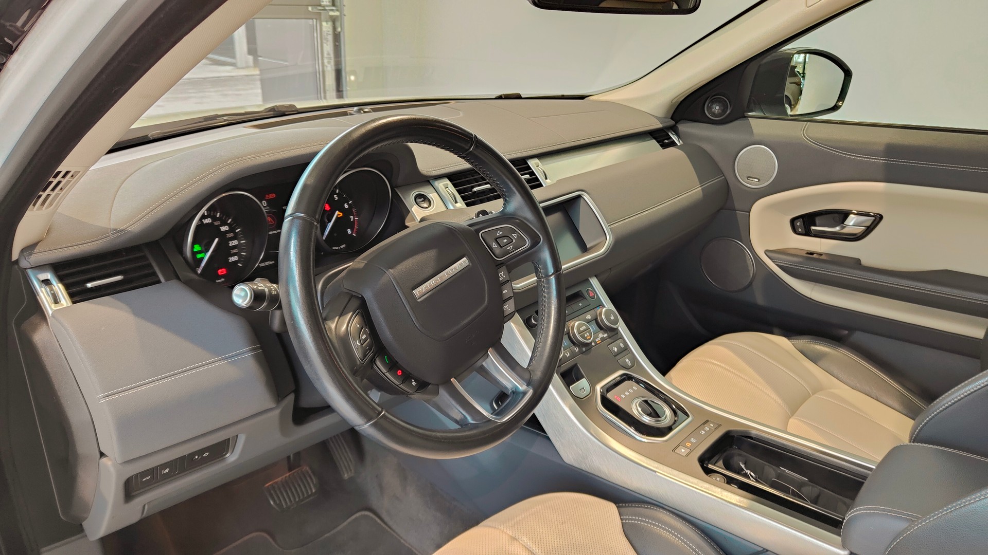 LAND ROVER Range Rover Evoque 2.0 Si4 SE Dynamic AT9-image-4