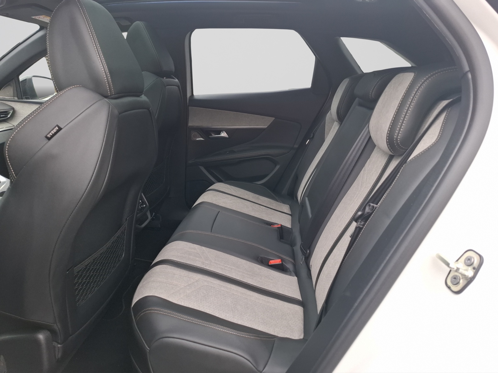 PEUGEOT 3008 300e Hybrid4 GT P-image-7