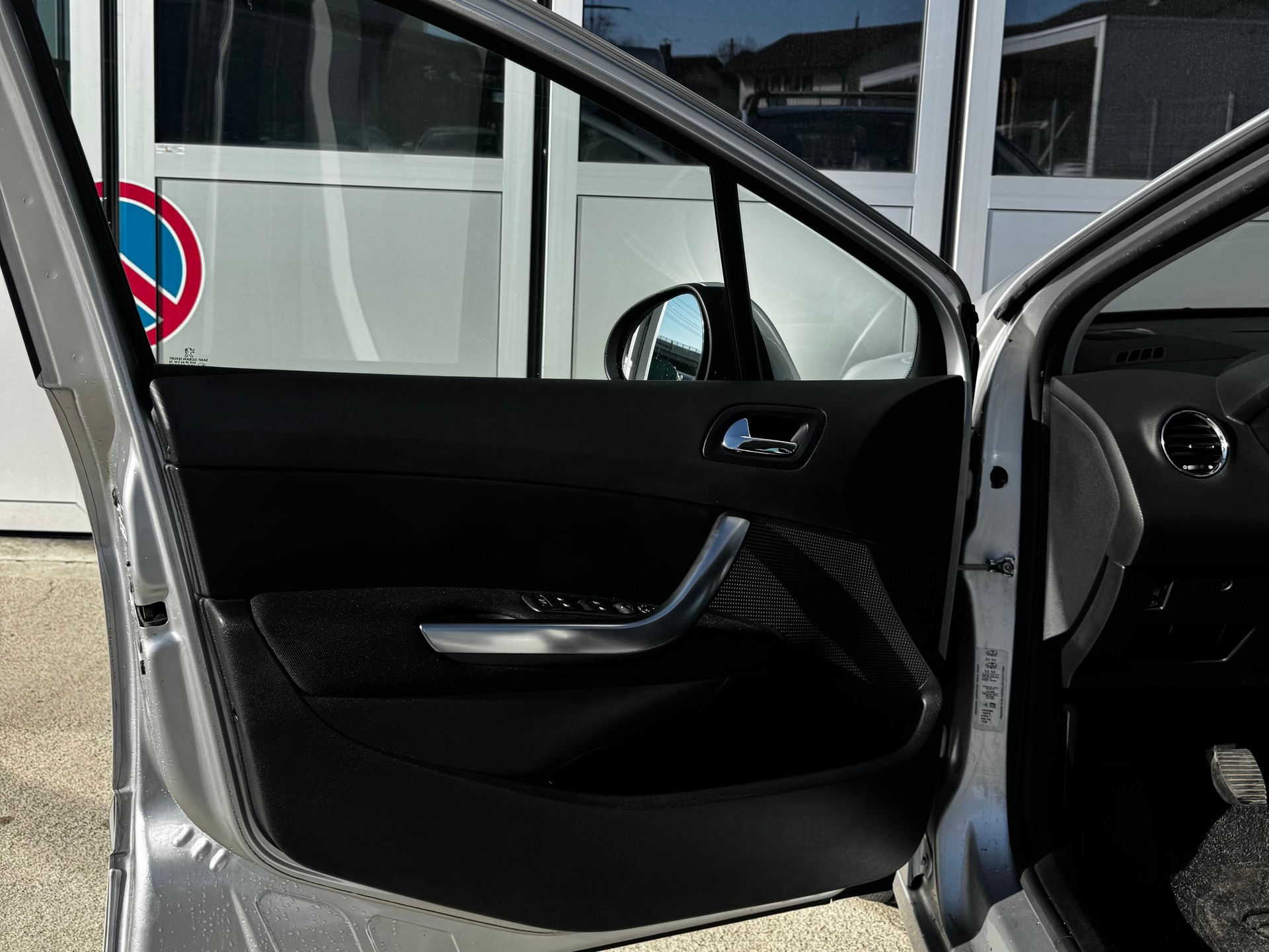 PEUGEOT 308 1.6 16V T Swiss Edition-image-9